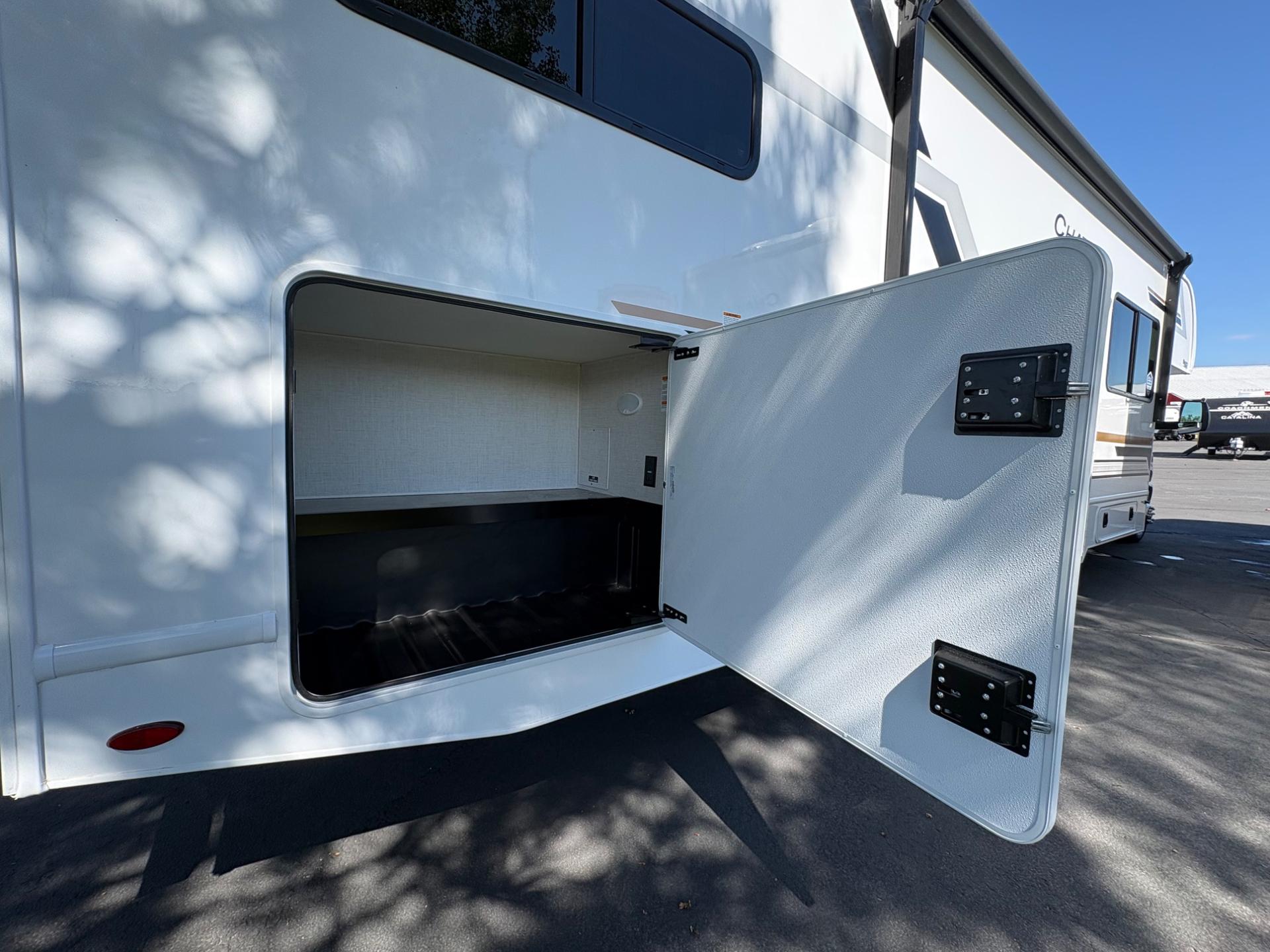 2027 Thor Motor Coach 2027 Thor Motor Coach Chateau - thumbnail 16