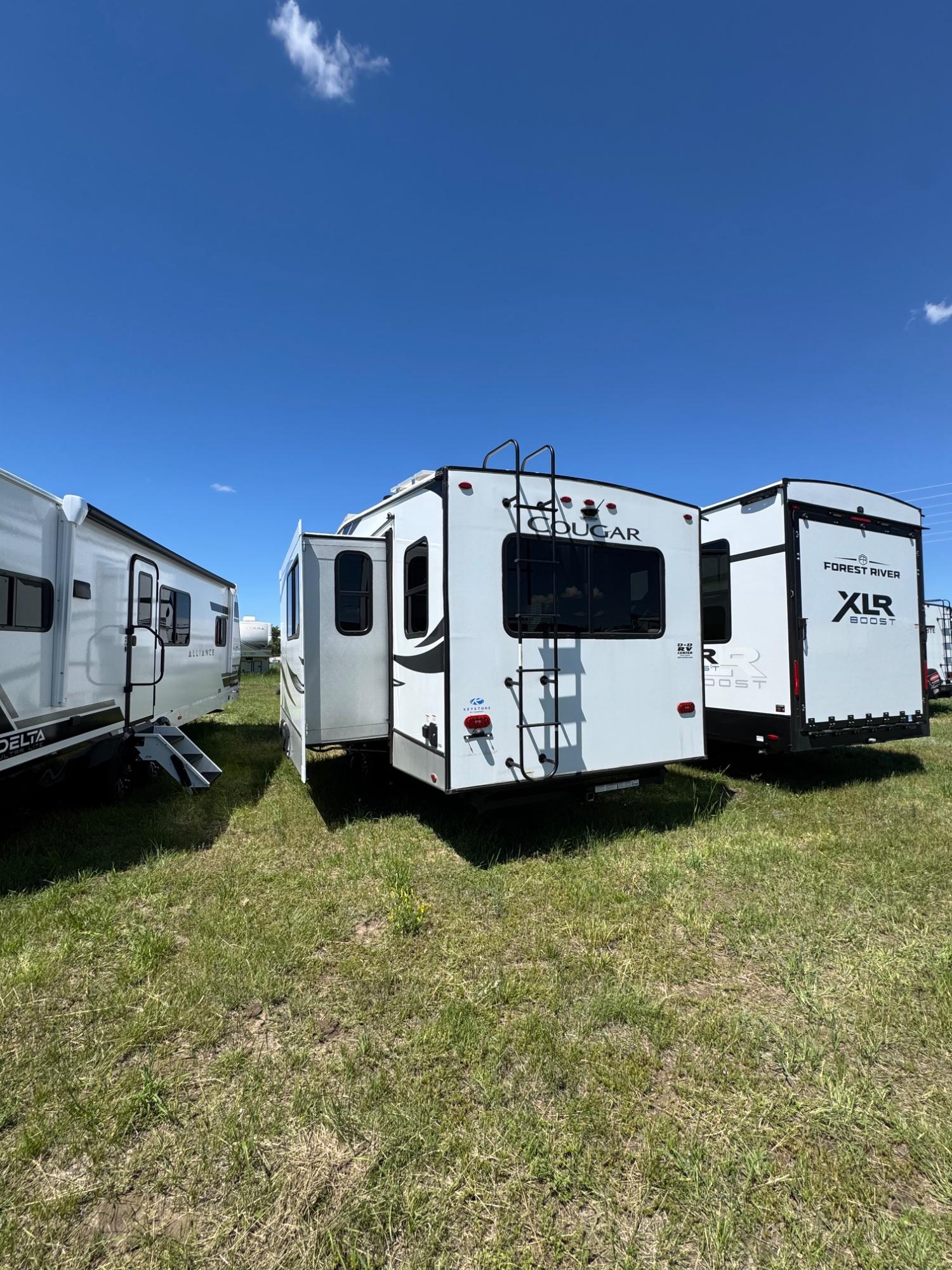 2023 Keystone 2023 Keystone Cougar - thumbnail 5