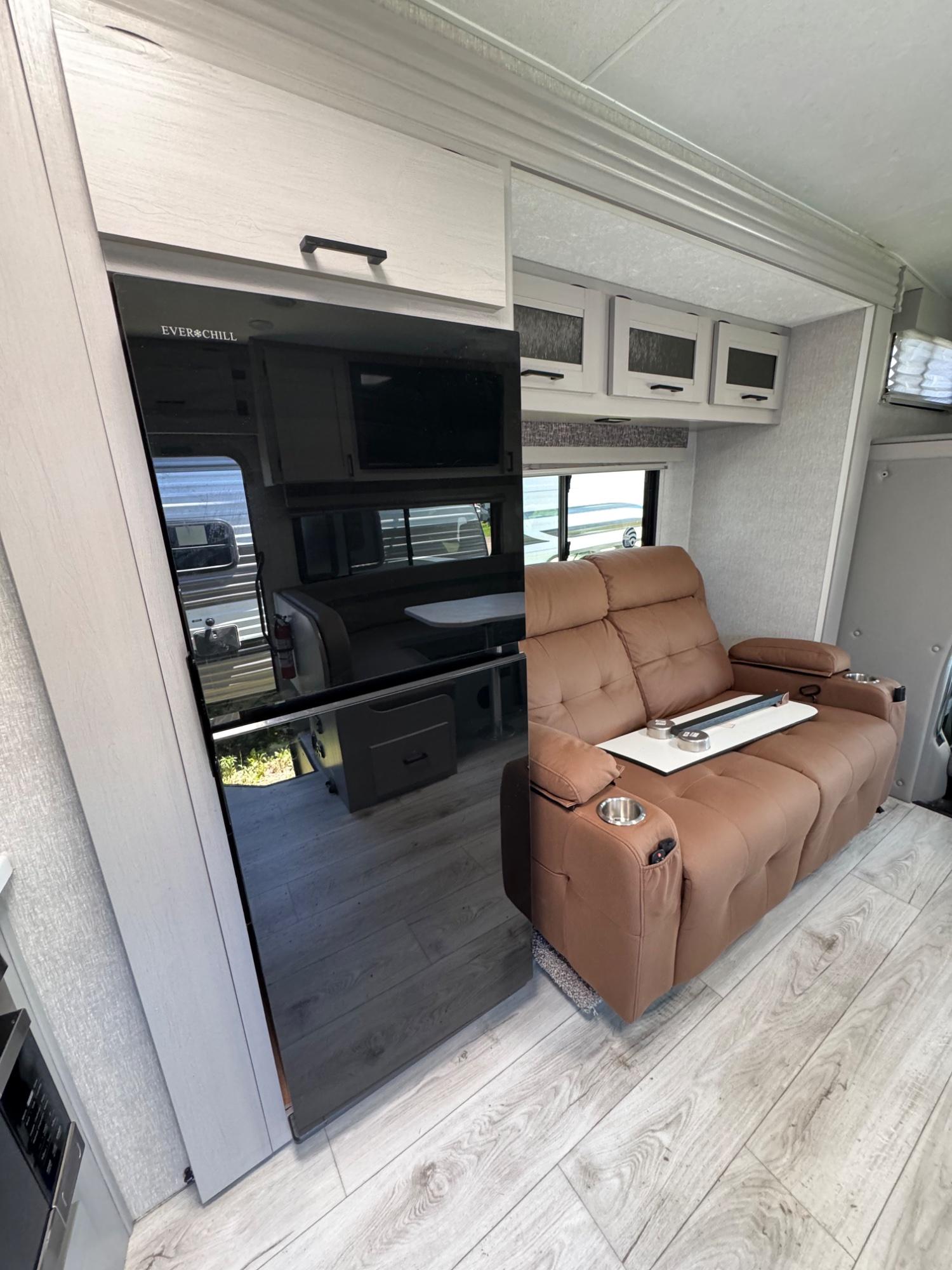 2025 Coachmen 2025 Coachmen Freelander - thumbnail 11