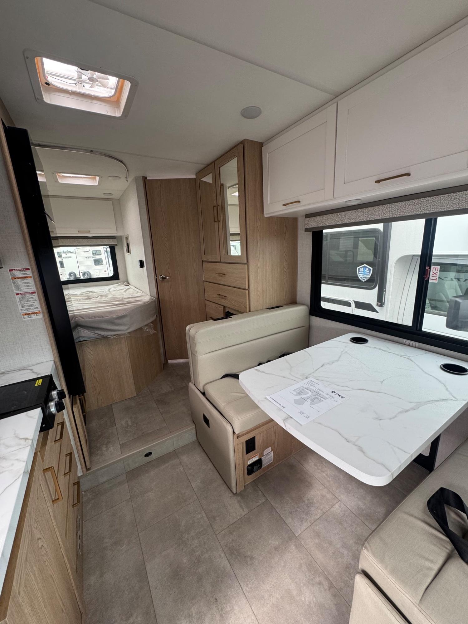 2027 Thor Motor Coach 2027 Thor Motor Coach Chateau - thumbnail 8