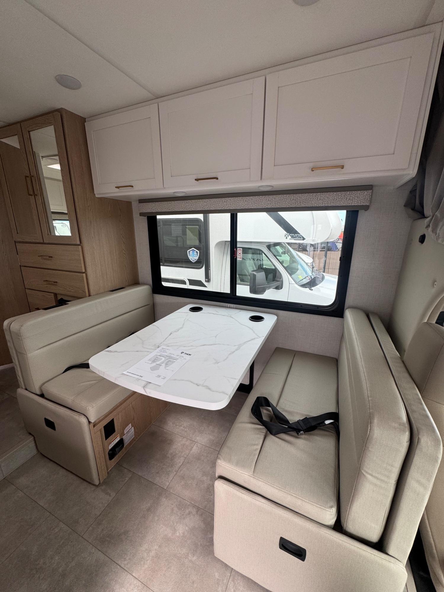 2027 Thor Motor Coach 2027 Thor Motor Coach Chateau - thumbnail 10