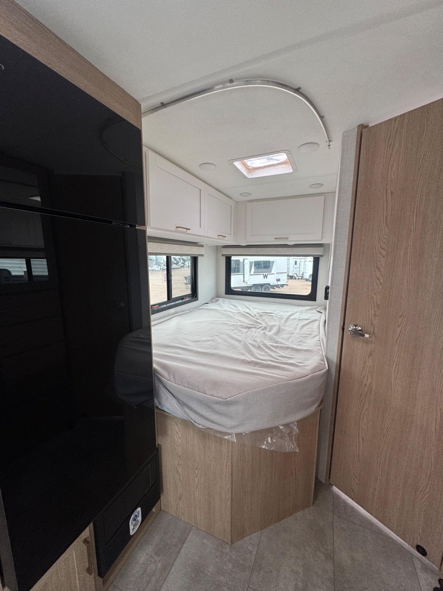 2027 Thor Motor Coach 2027 Thor Motor Coach Chateau - thumbnail 11