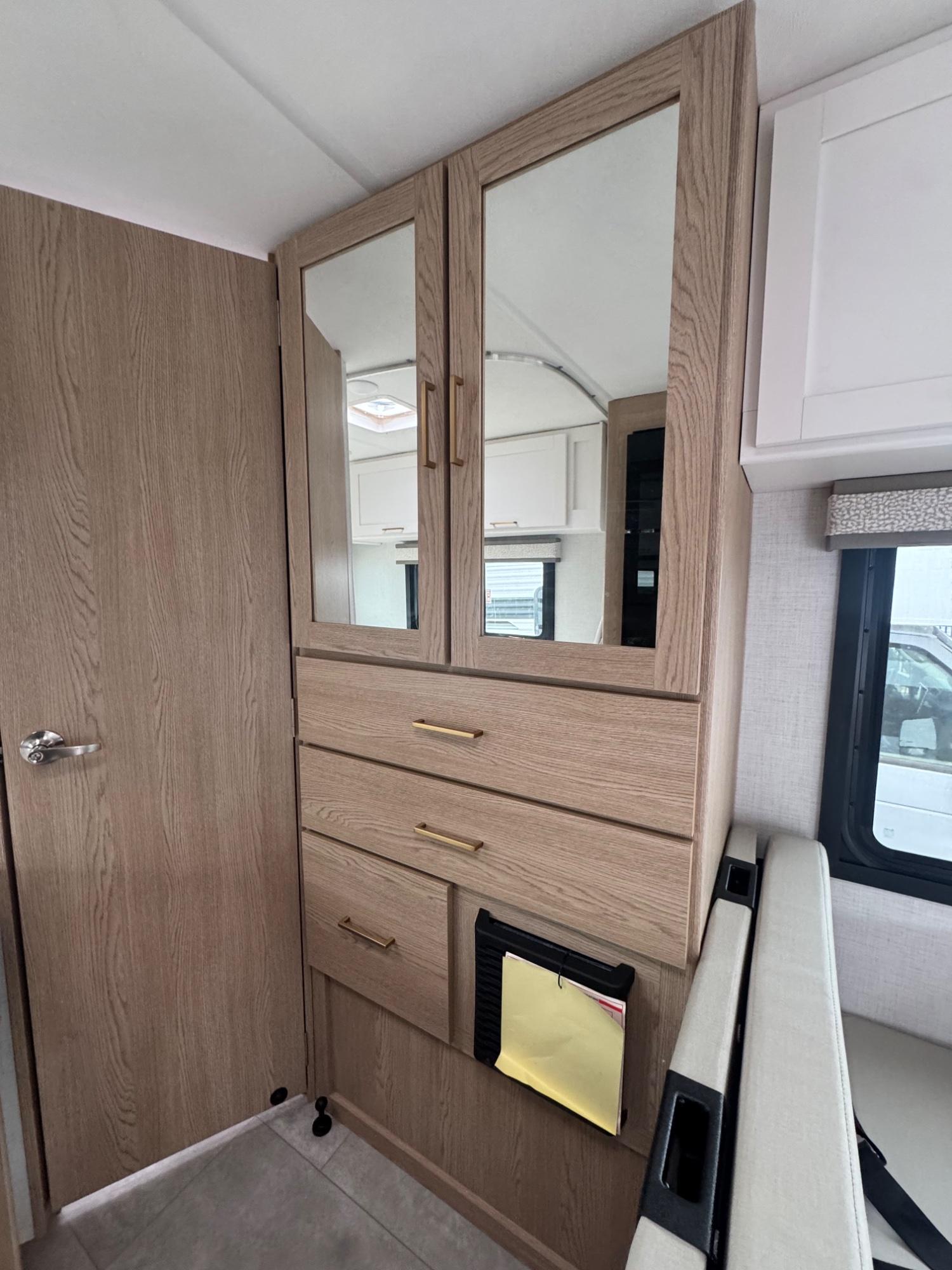 2027 Thor Motor Coach 2027 Thor Motor Coach Chateau - thumbnail 12