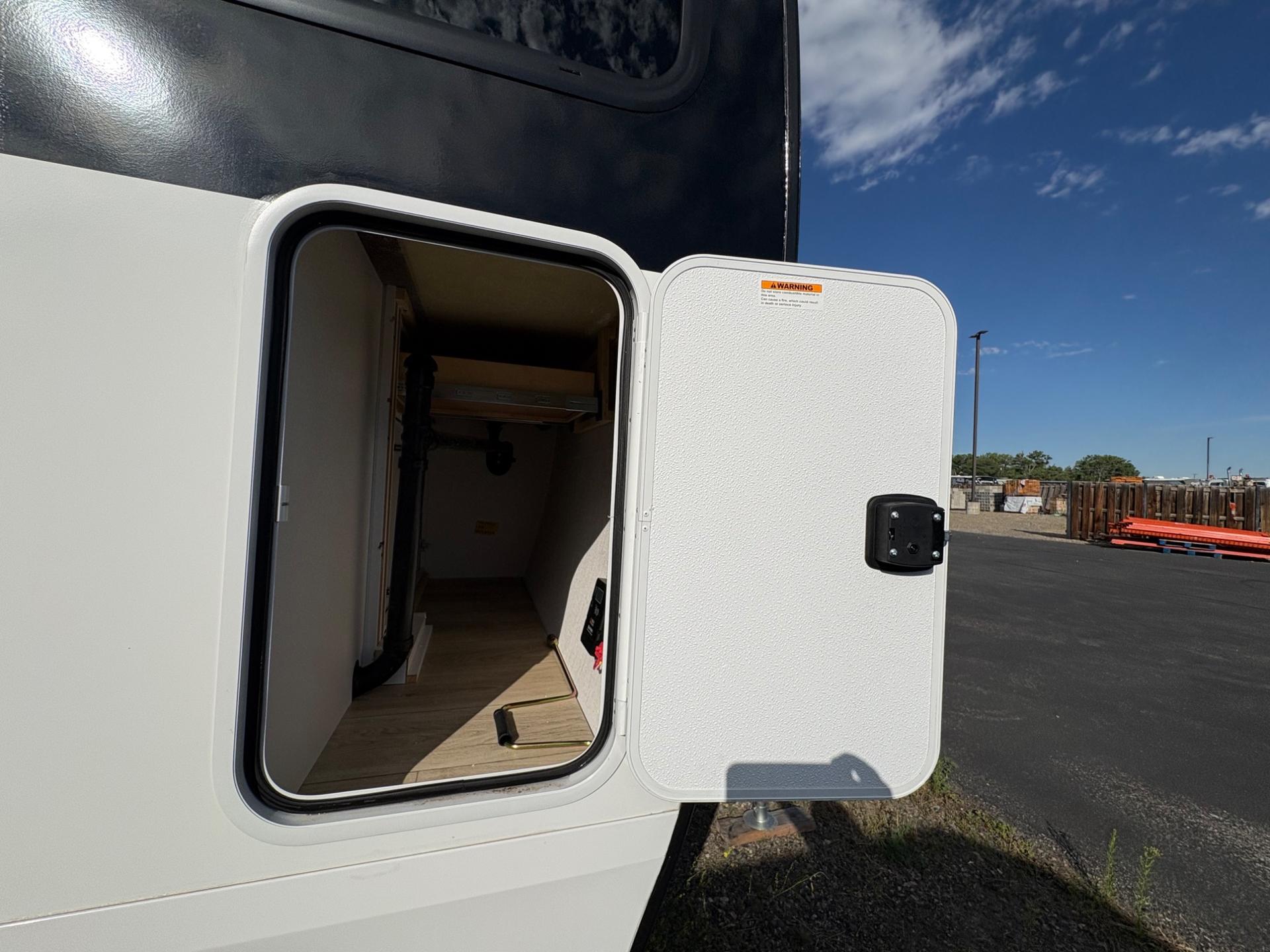2026 Winnebago 2026 Winnebago Thrive - thumbnail 11