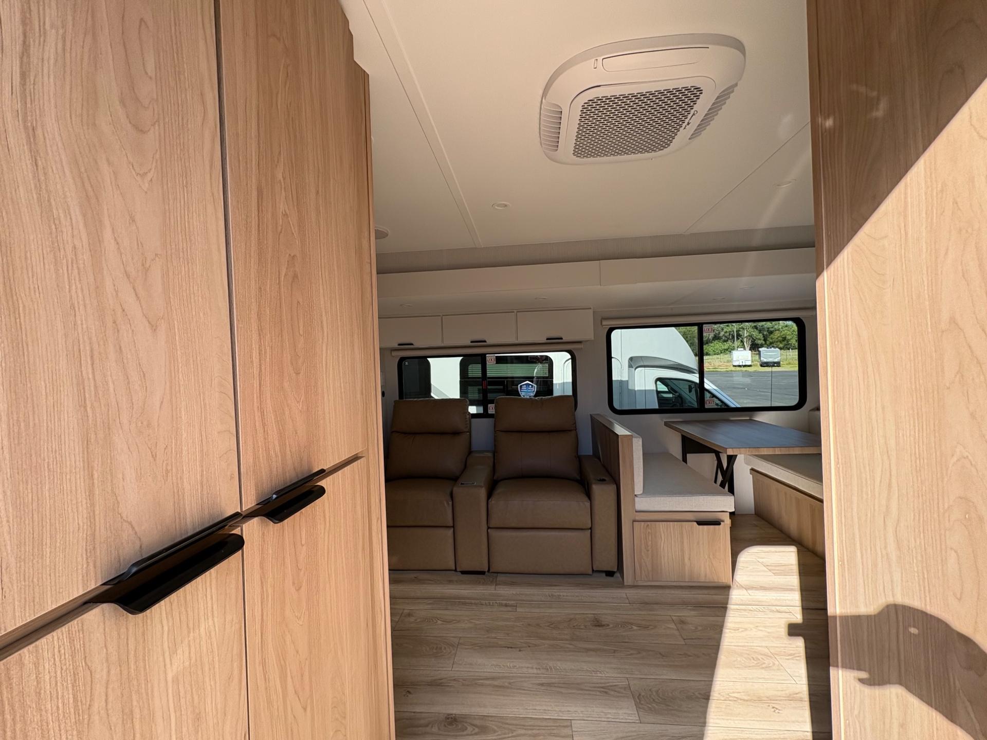 2026 Winnebago 2026 Winnebago Thrive - thumbnail 13