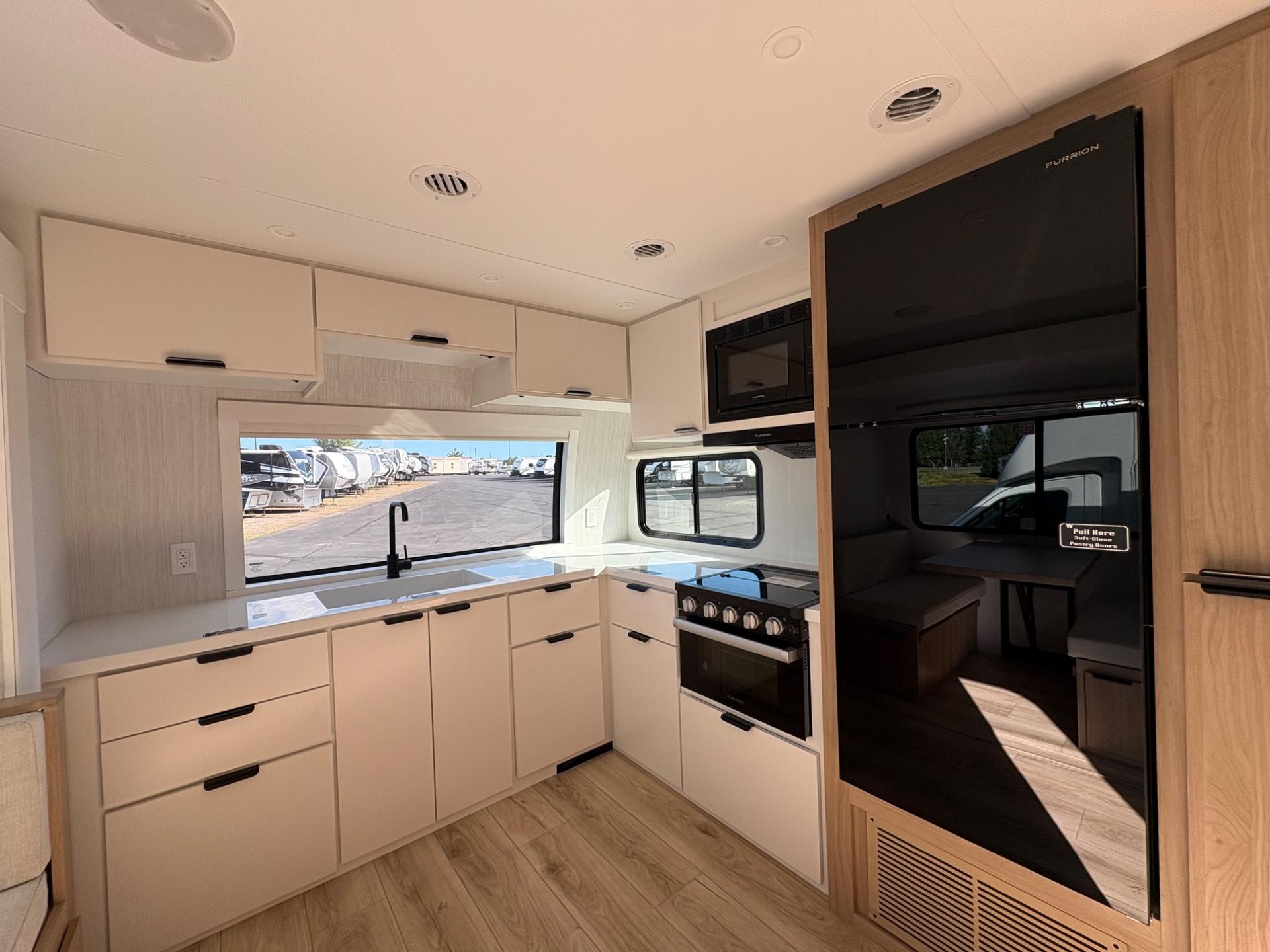 2026 Winnebago 2026 Winnebago Thrive - thumbnail 15
