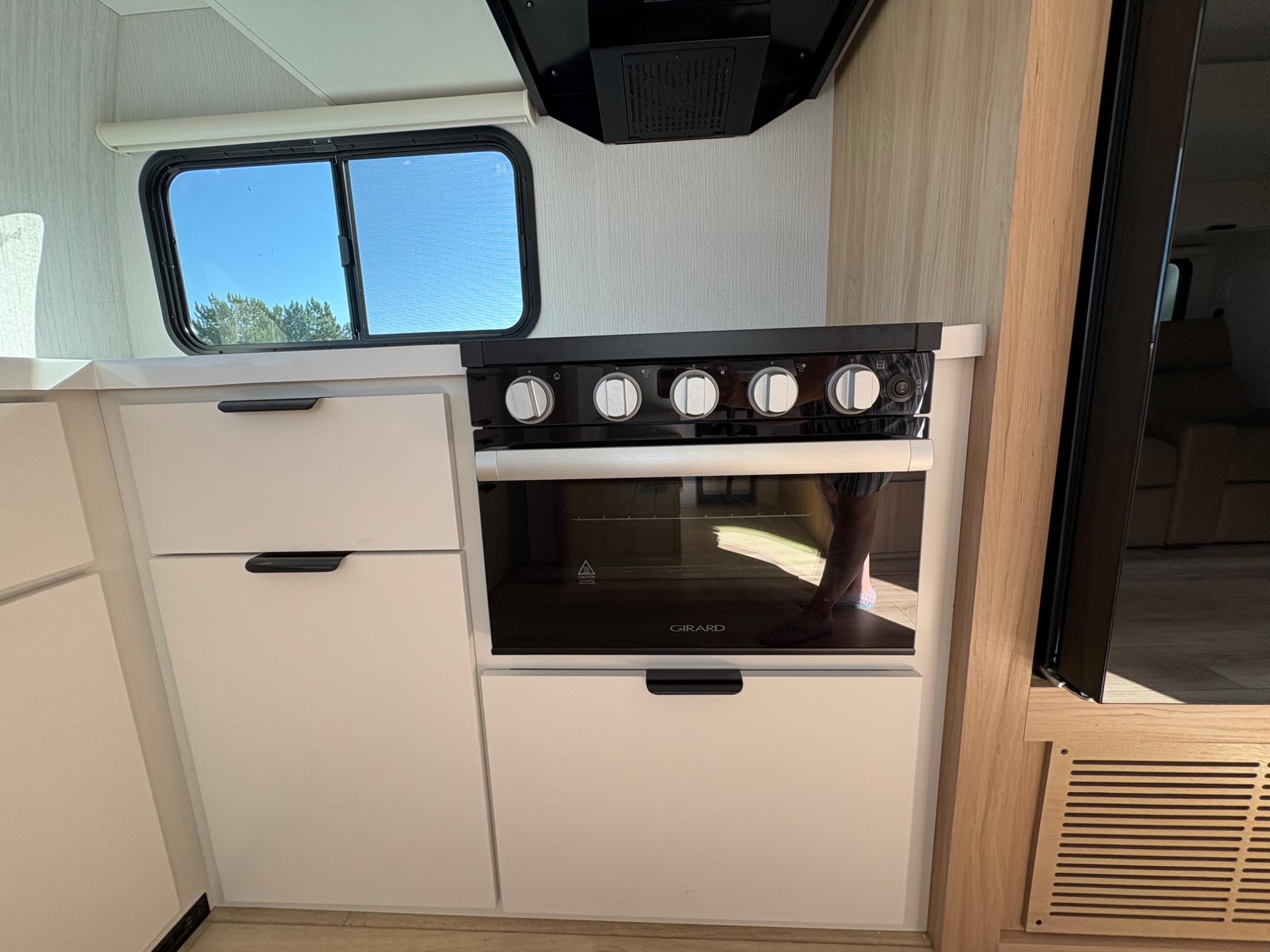 2026 Winnebago 2026 Winnebago Thrive - thumbnail 19