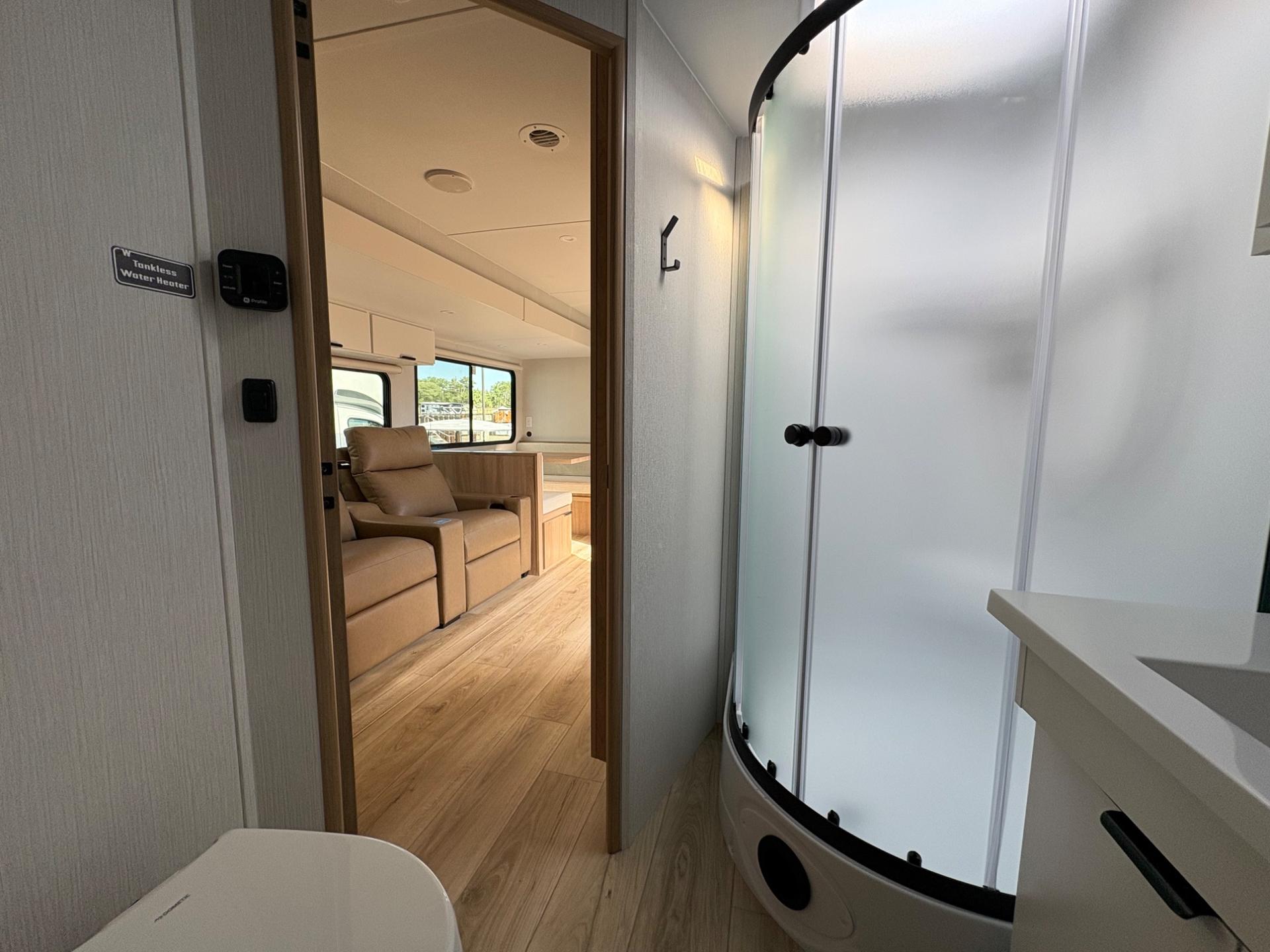 2026 Winnebago 2026 Winnebago Thrive - thumbnail 27