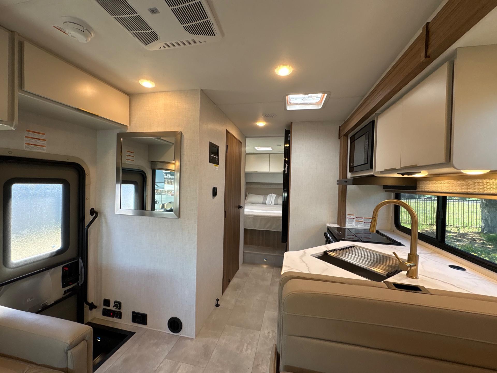 2027 Thor Motor Coach 2027 Thor Motor Coach Chateau - thumbnail 40