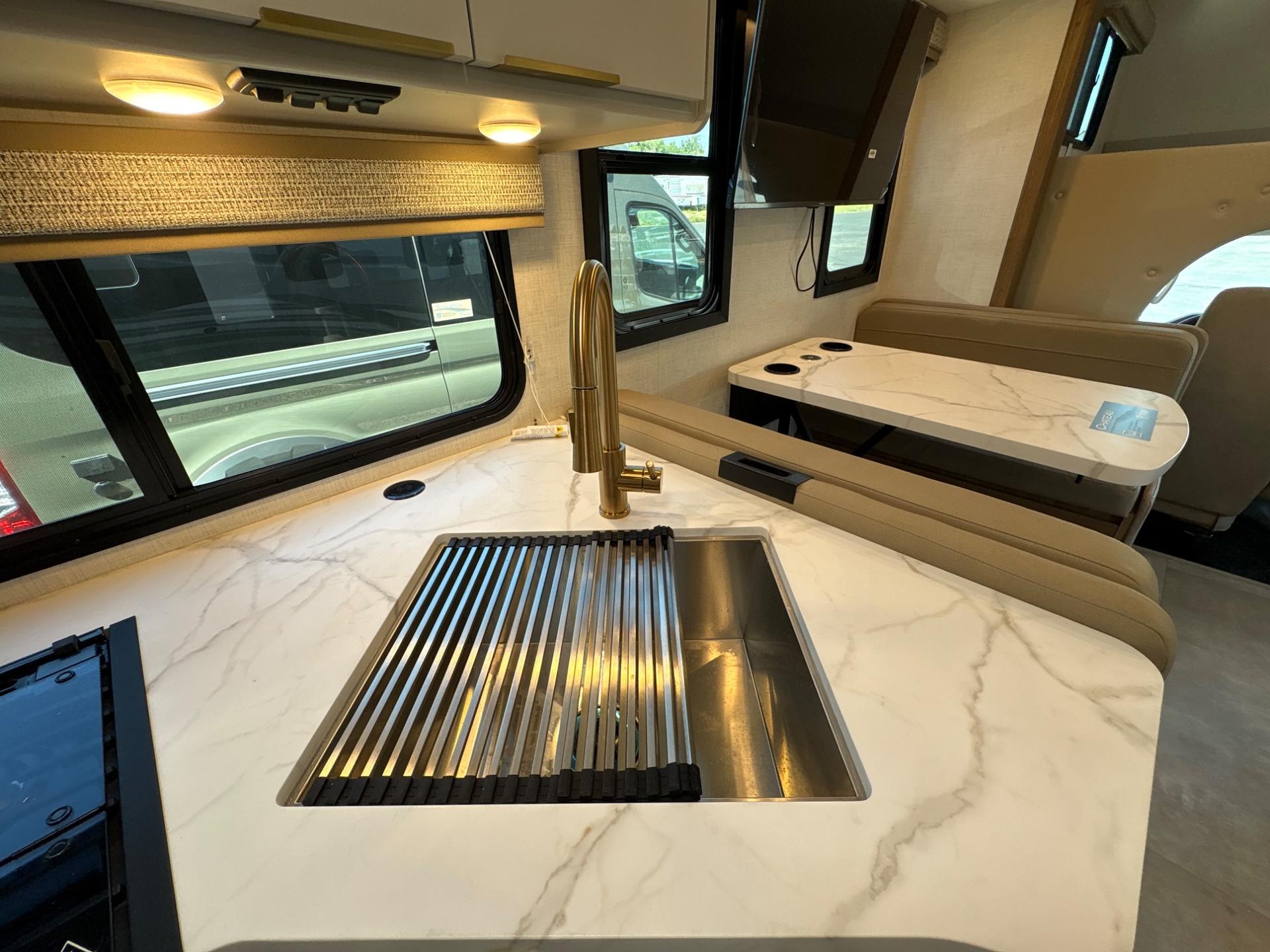 2027 Thor Motor Coach 2027 Thor Motor Coach Chateau - thumbnail 43
