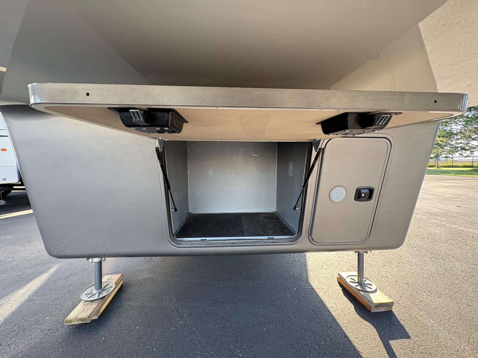 2020 DRV 2020 DRV Mobile Suites - thumbnail 9