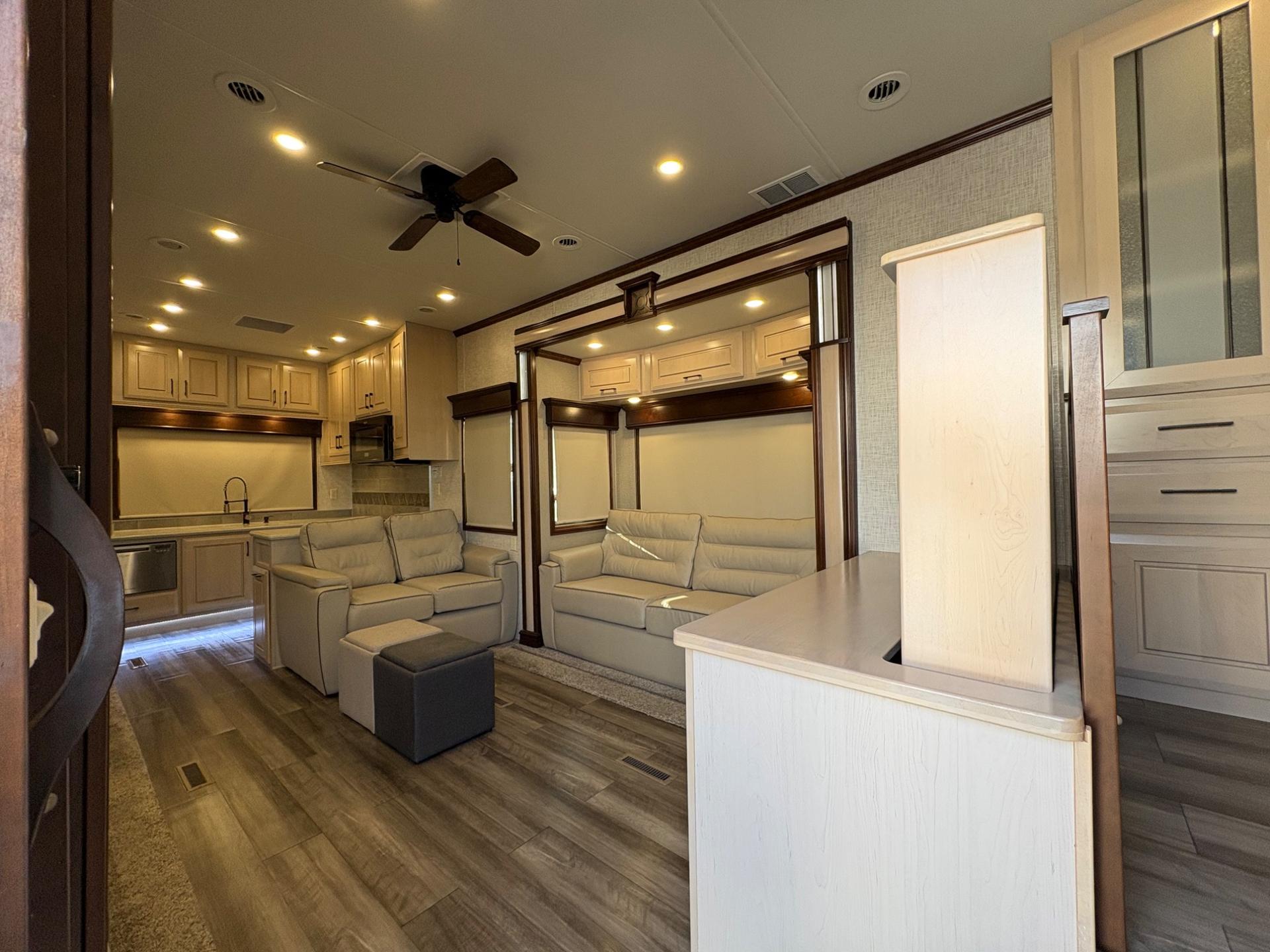 2020 DRV 2020 DRV Mobile Suites - thumbnail 20