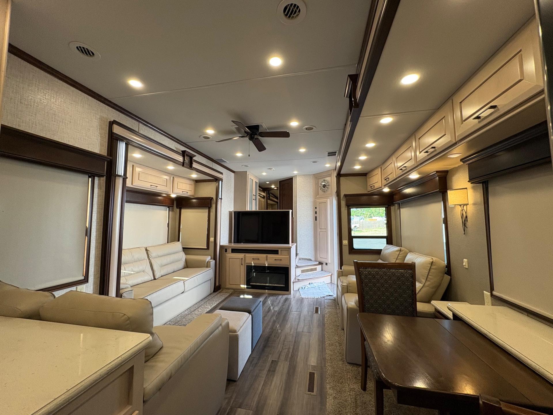 2020 DRV 2020 DRV Mobile Suites - thumbnail 36