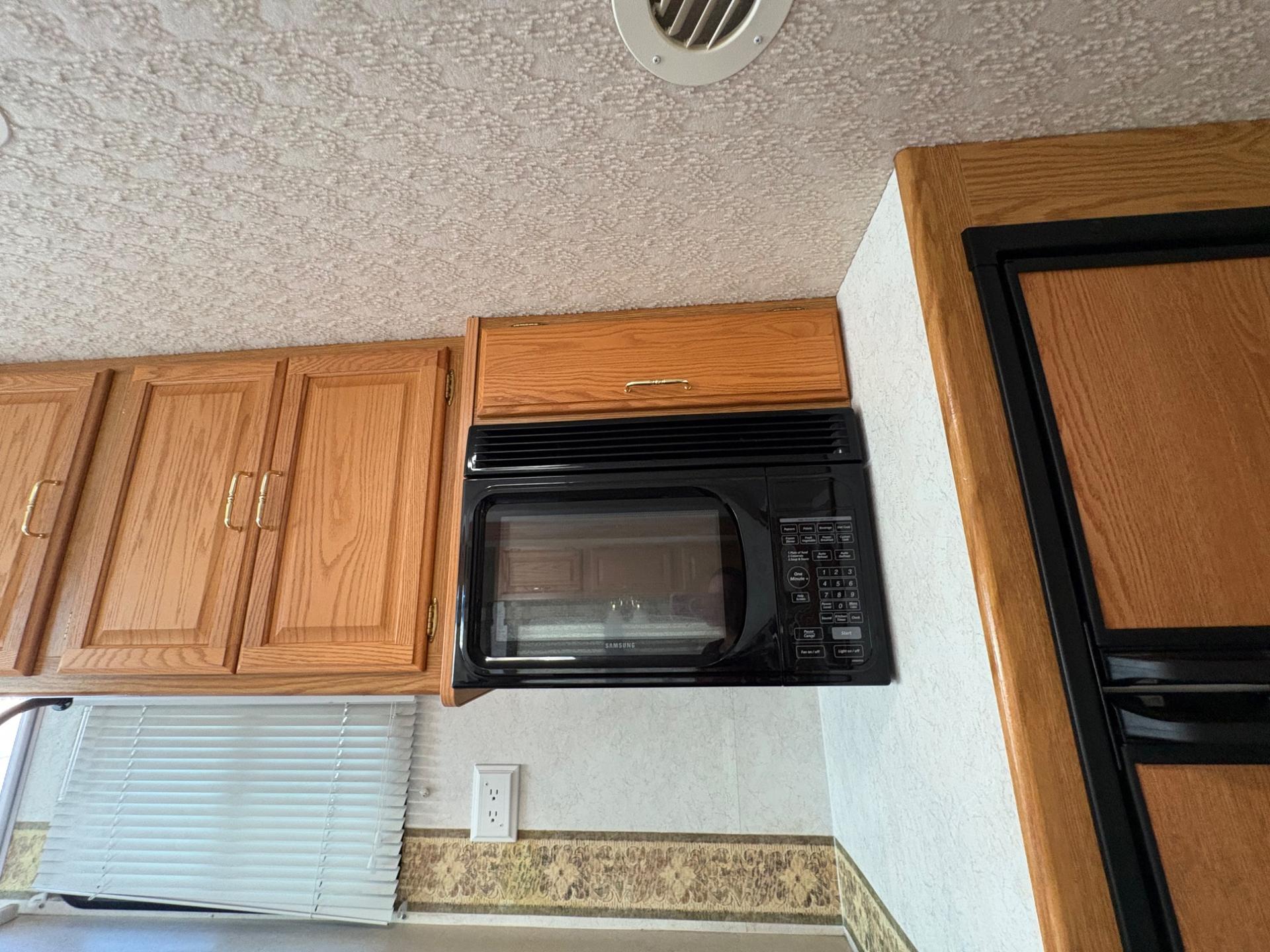 2003 Winnebago 2003 Winnebago Brave - thumbnail 33