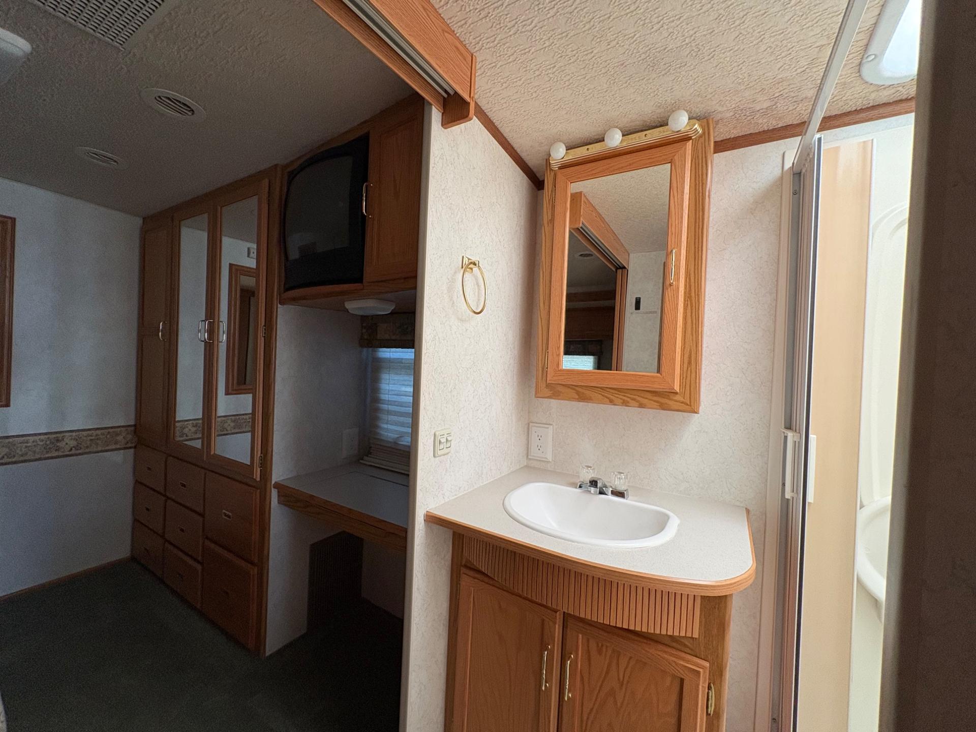 2003 Winnebago 2003 Winnebago Brave - thumbnail 38