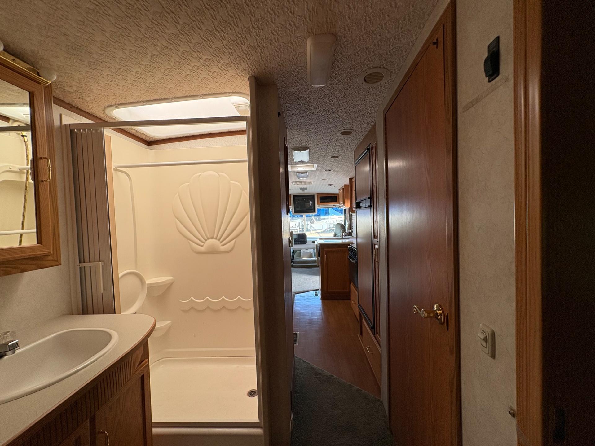 2003 Winnebago 2003 Winnebago Brave - thumbnail 42