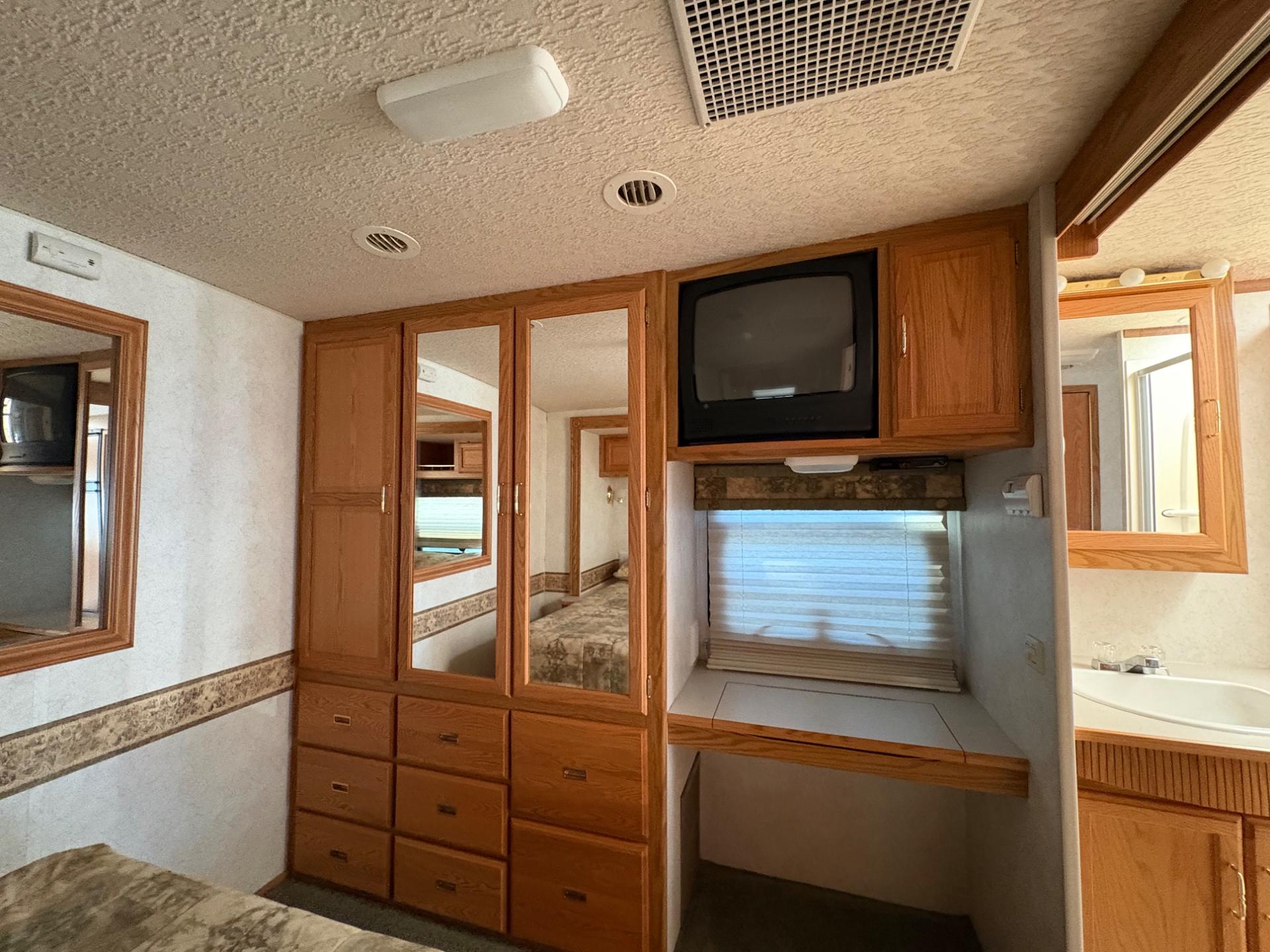 2003 Winnebago 2003 Winnebago Brave - thumbnail 45