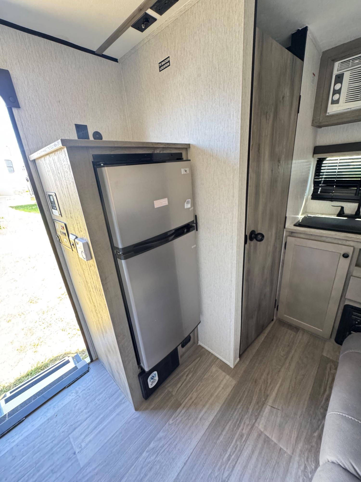 2027 Sunset Park RV 2027 Sunset Park RV Sun Lite - thumbnail 9