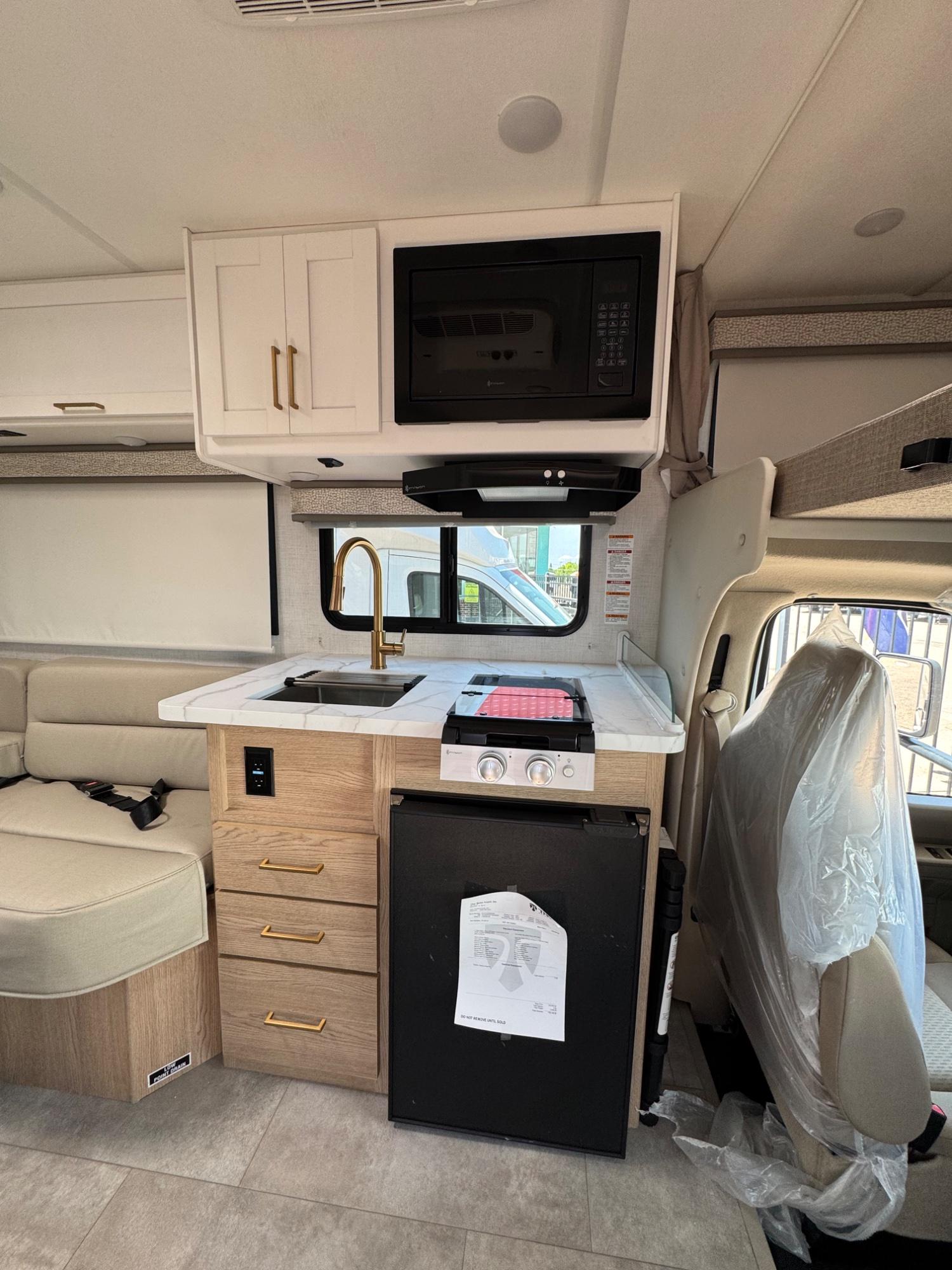 2027 Thor Motor Coach 2027 Thor Motor Coach Chateau - thumbnail 10
