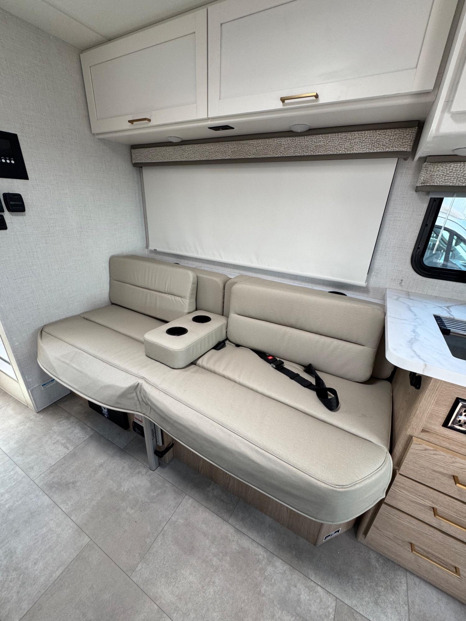 2027 Thor Motor Coach 2027 Thor Motor Coach Chateau - thumbnail 11
