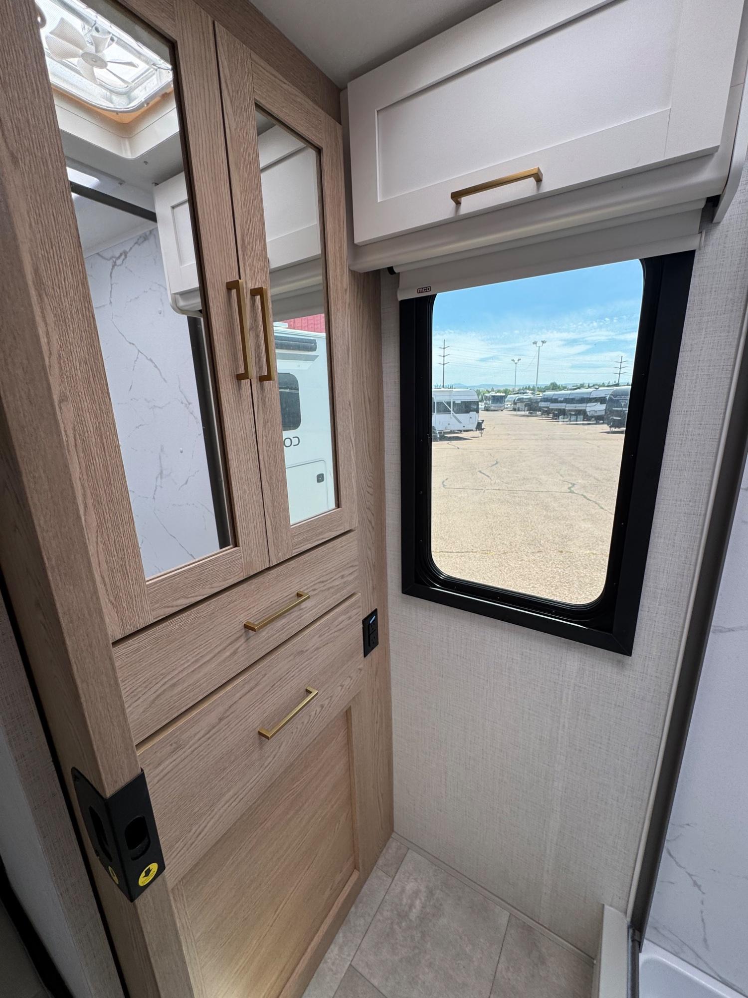 2027 Thor Motor Coach 2027 Thor Motor Coach Chateau - thumbnail 13