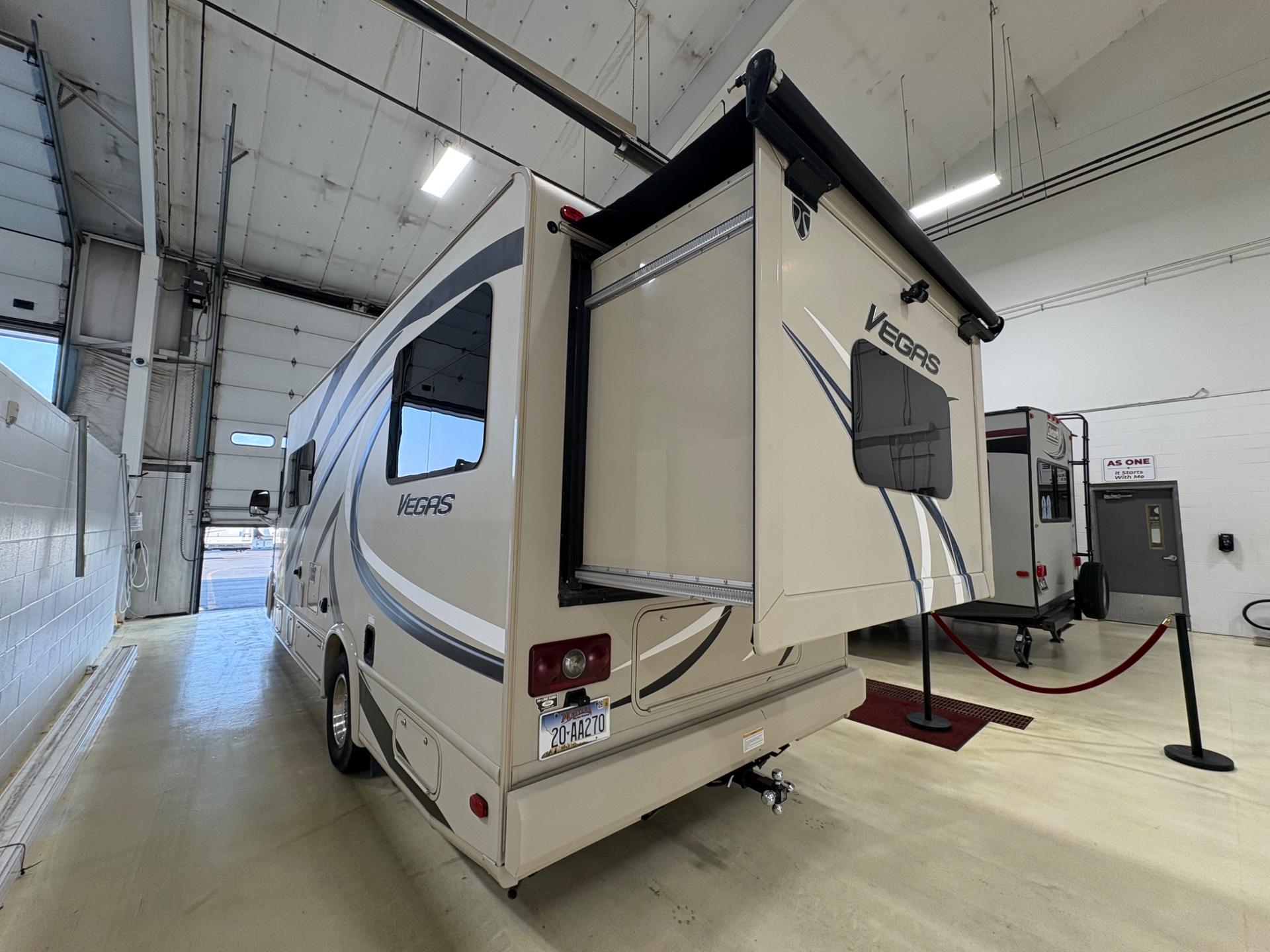 2016 Thor Motor Coach 2016 Thor Motor Coach Vegas - thumbnail 3