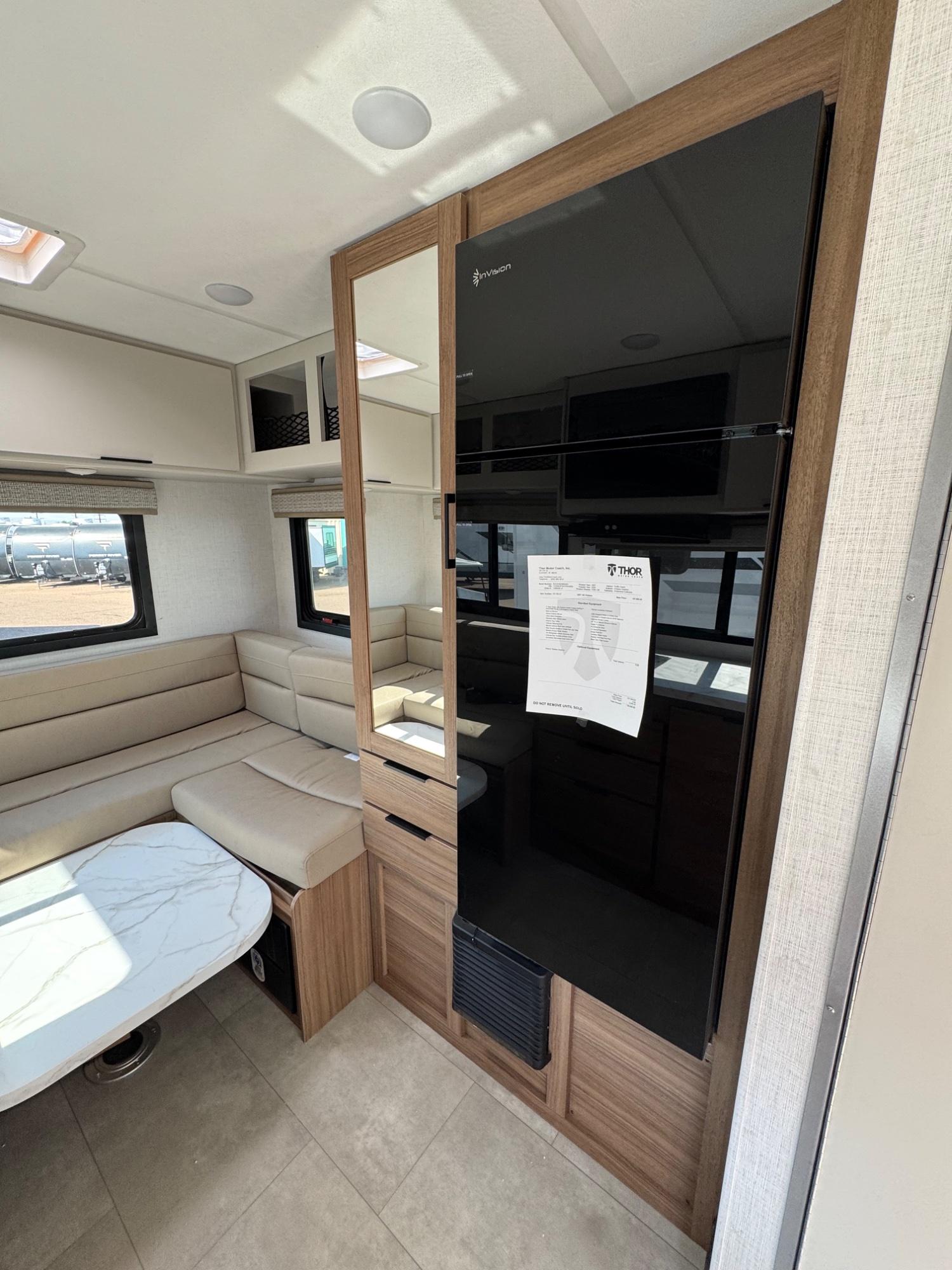 2027 Thor Motor Coach 2027 Thor Motor Coach Chateau - thumbnail 9