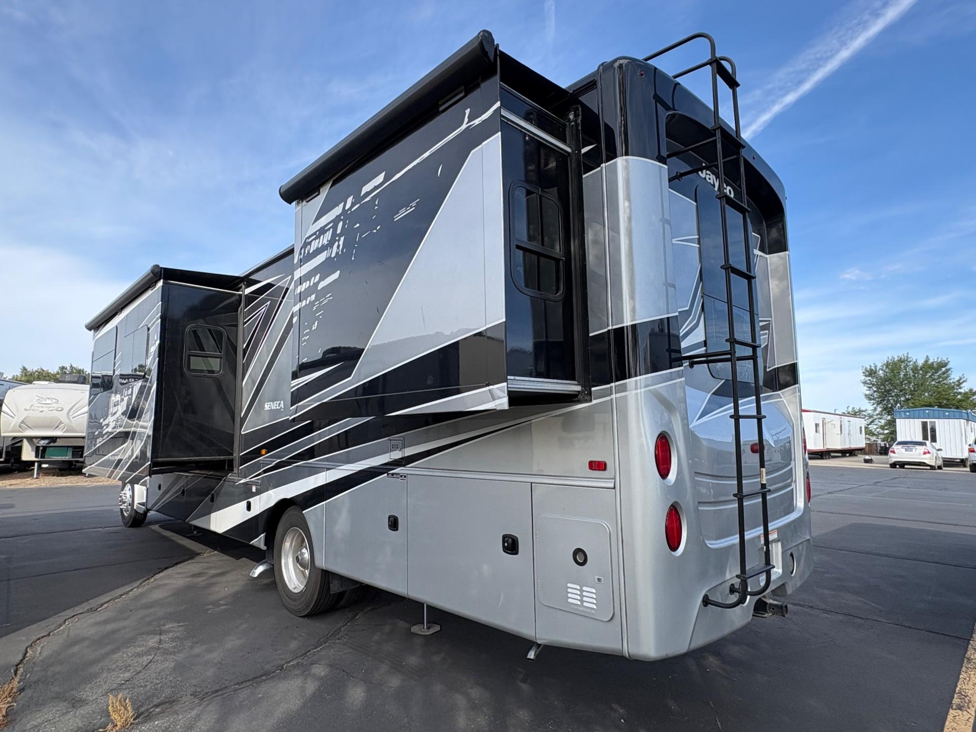 2023 Jayco 2023 Jayco Seneca - thumbnail 3