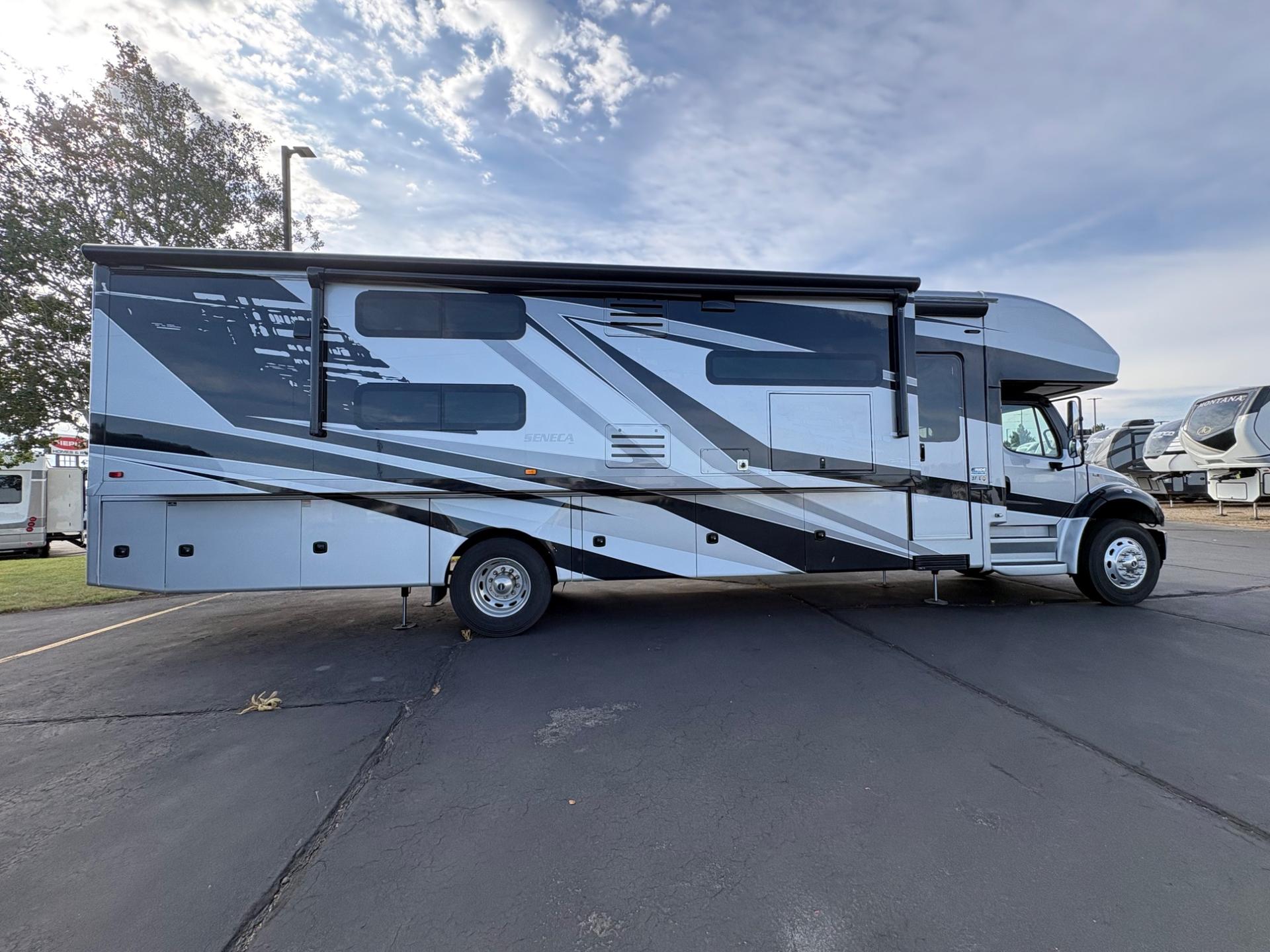 2023 Jayco 2023 Jayco Seneca - thumbnail 6