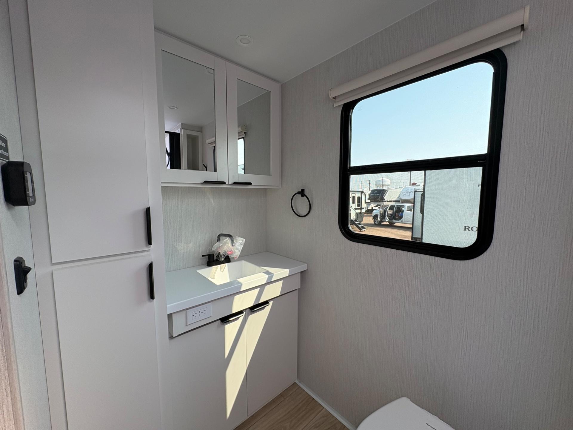 2027 Winnebago 2027 Winnebago Thrive - thumbnail 27