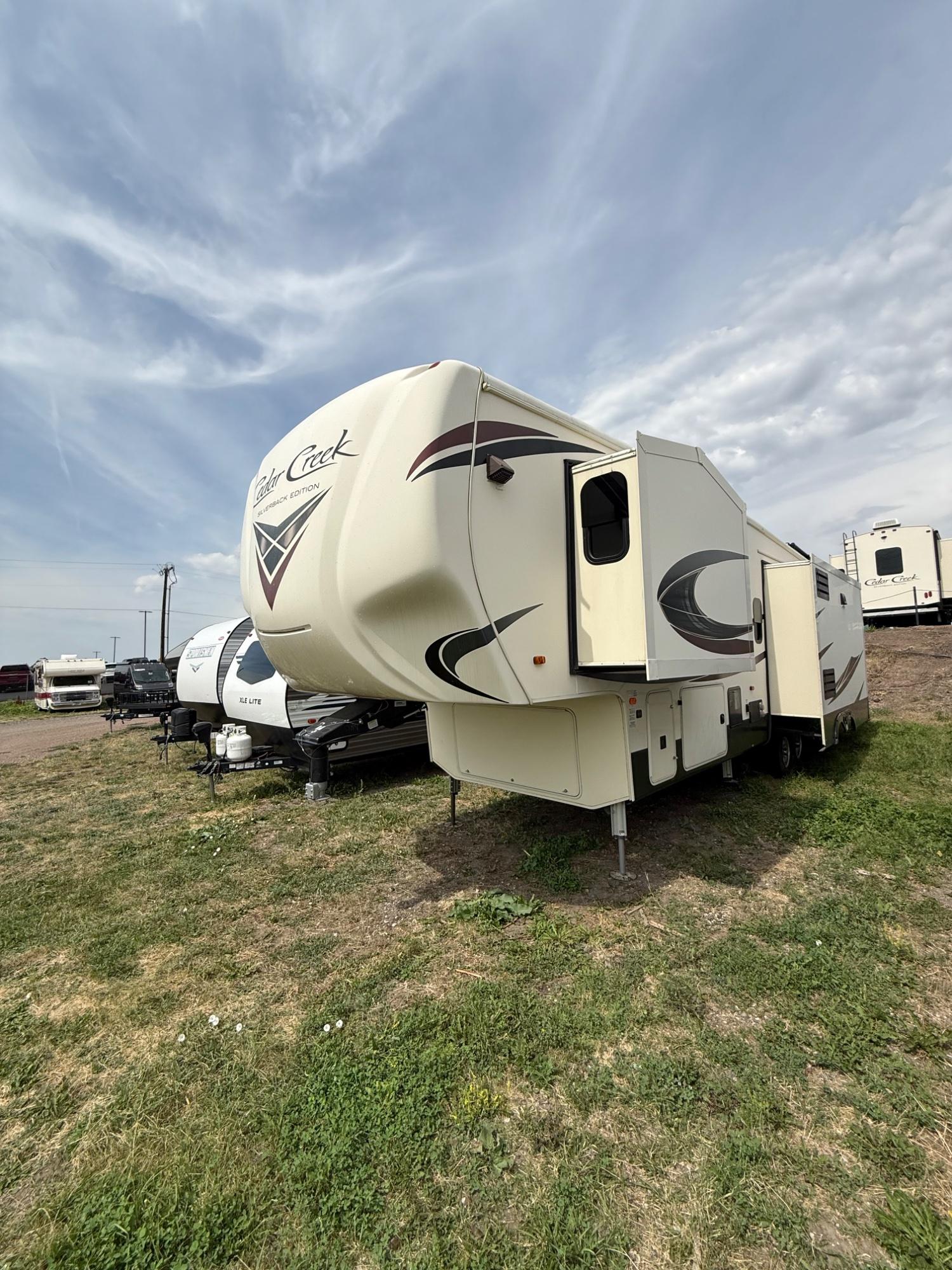 2019 Forest River 2019 Forest River Cedar Creek Silverback - thumbnail 3