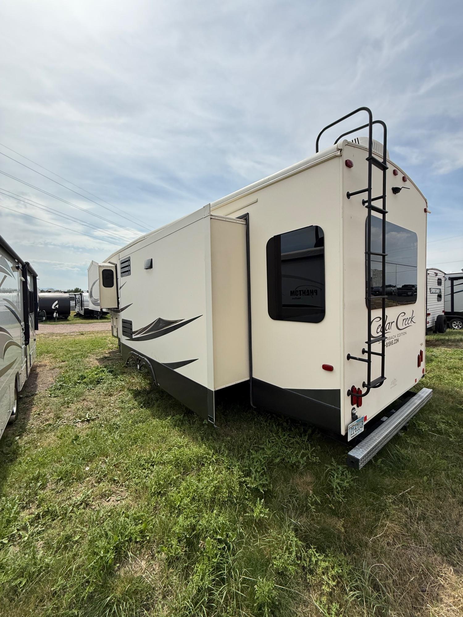 2019 Forest River 2019 Forest River Cedar Creek Silverback - thumbnail 4