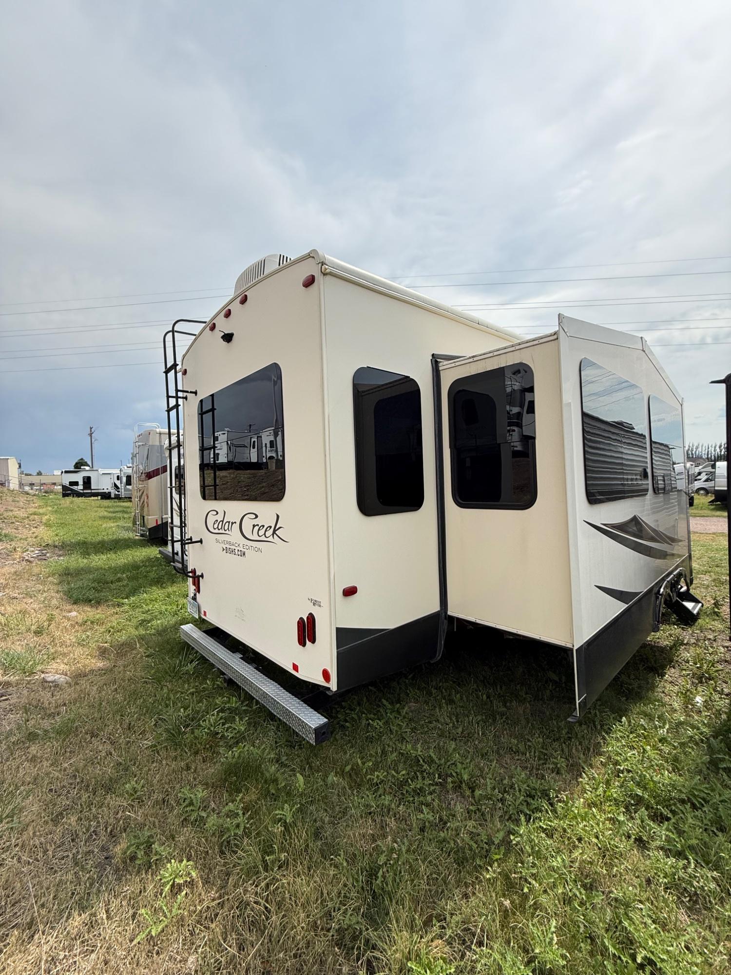 2019 Forest River 2019 Forest River Cedar Creek Silverback - thumbnail 5