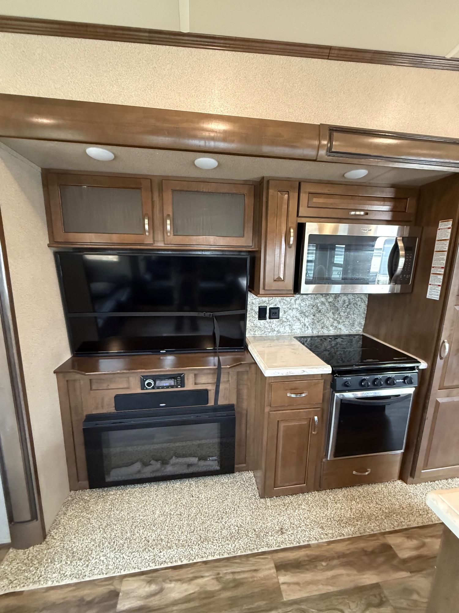 2019 Forest River 2019 Forest River Cedar Creek Silverback - thumbnail 9