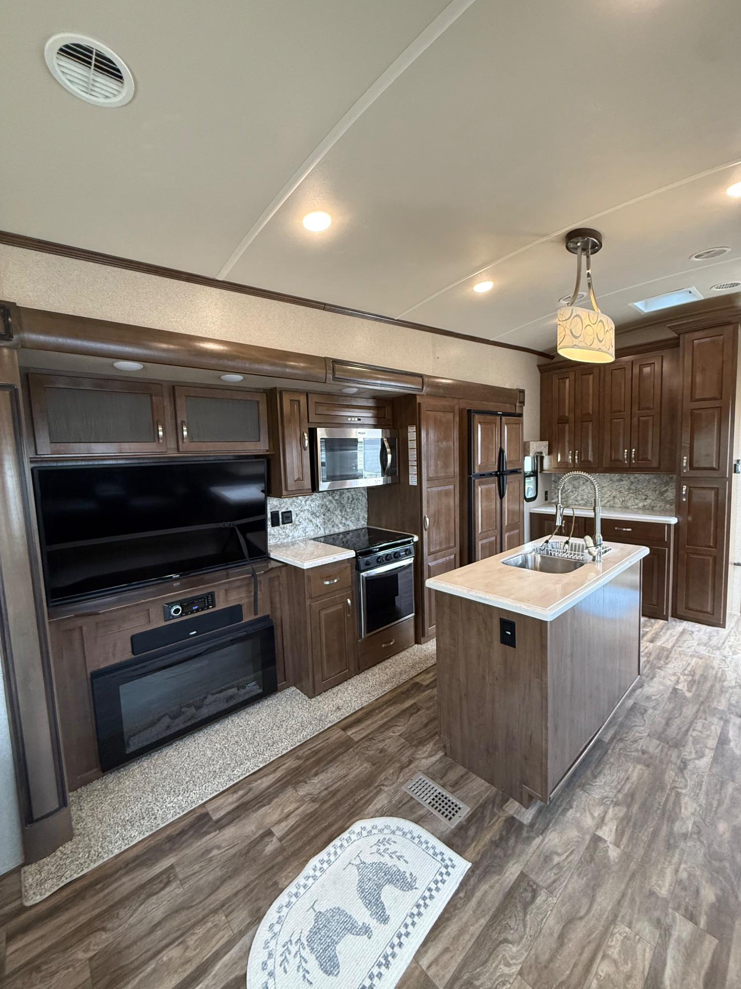 2019 Forest River 2019 Forest River Cedar Creek Silverback - thumbnail 11