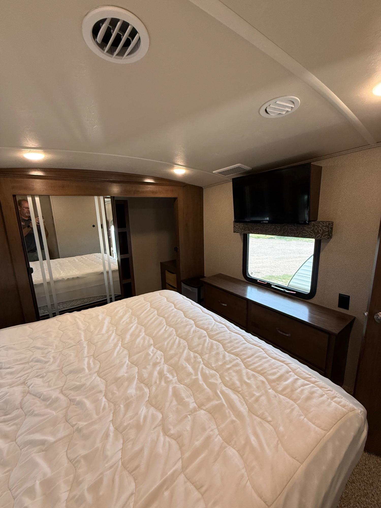 2019 Forest River 2019 Forest River Cedar Creek Silverback - thumbnail 21