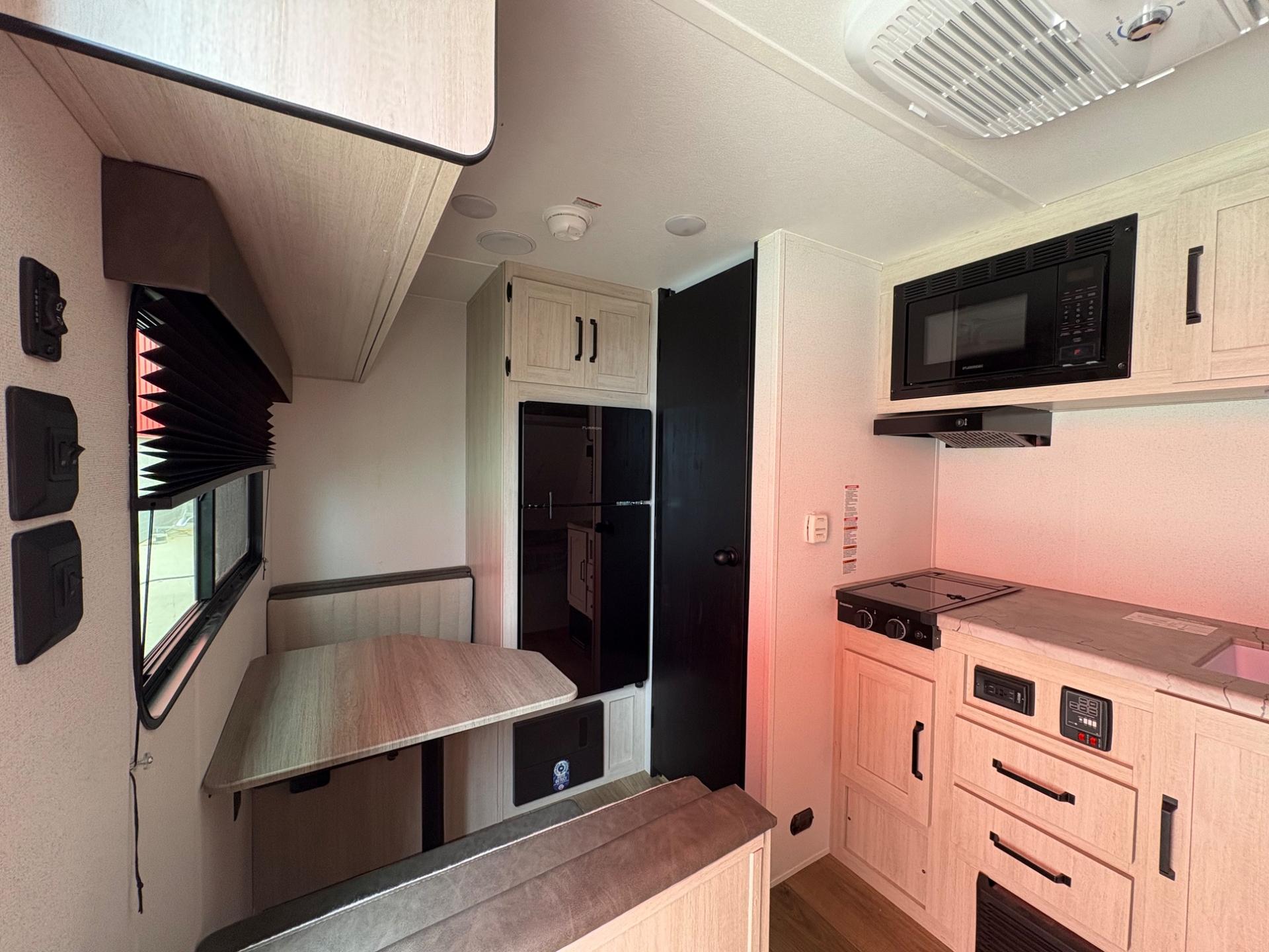 2025 Palomino 2025 Palomino Puma Camping Edition - thumbnail 14