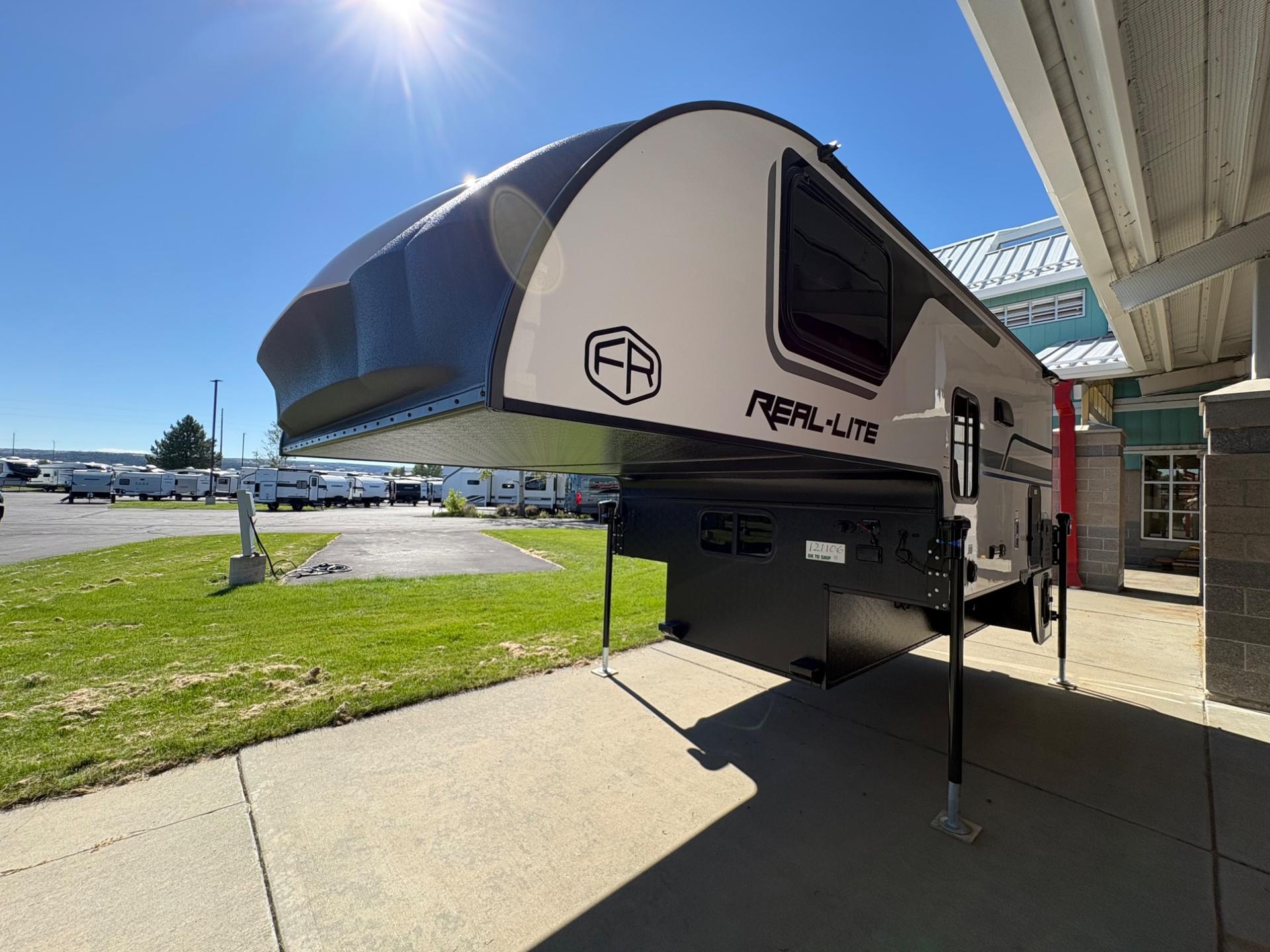 2027 Palomino Real-Lite HS-1806