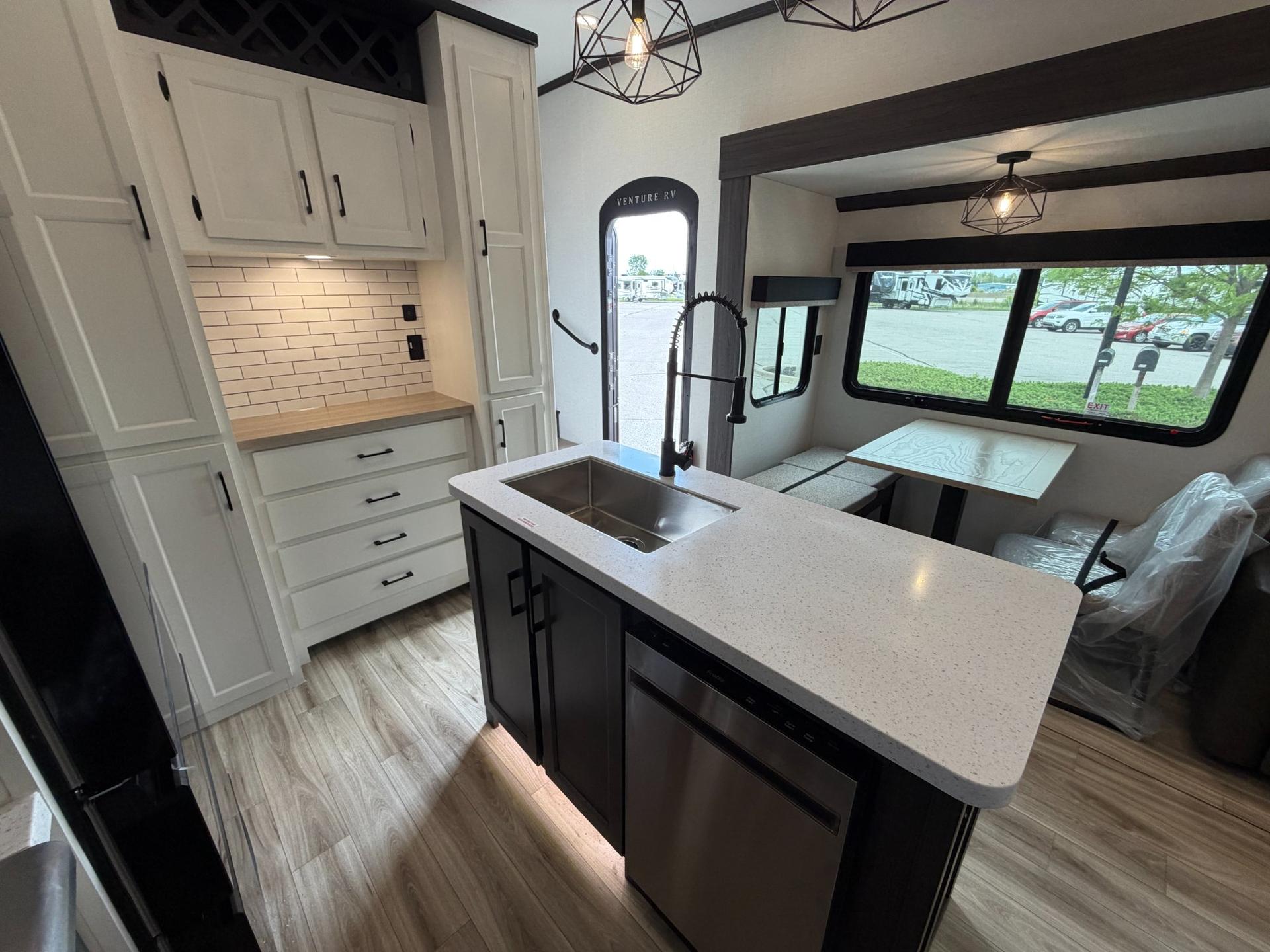 2026 Venture RV 2026 Venture RV SportTrek Touring Edition - thumbnail 16