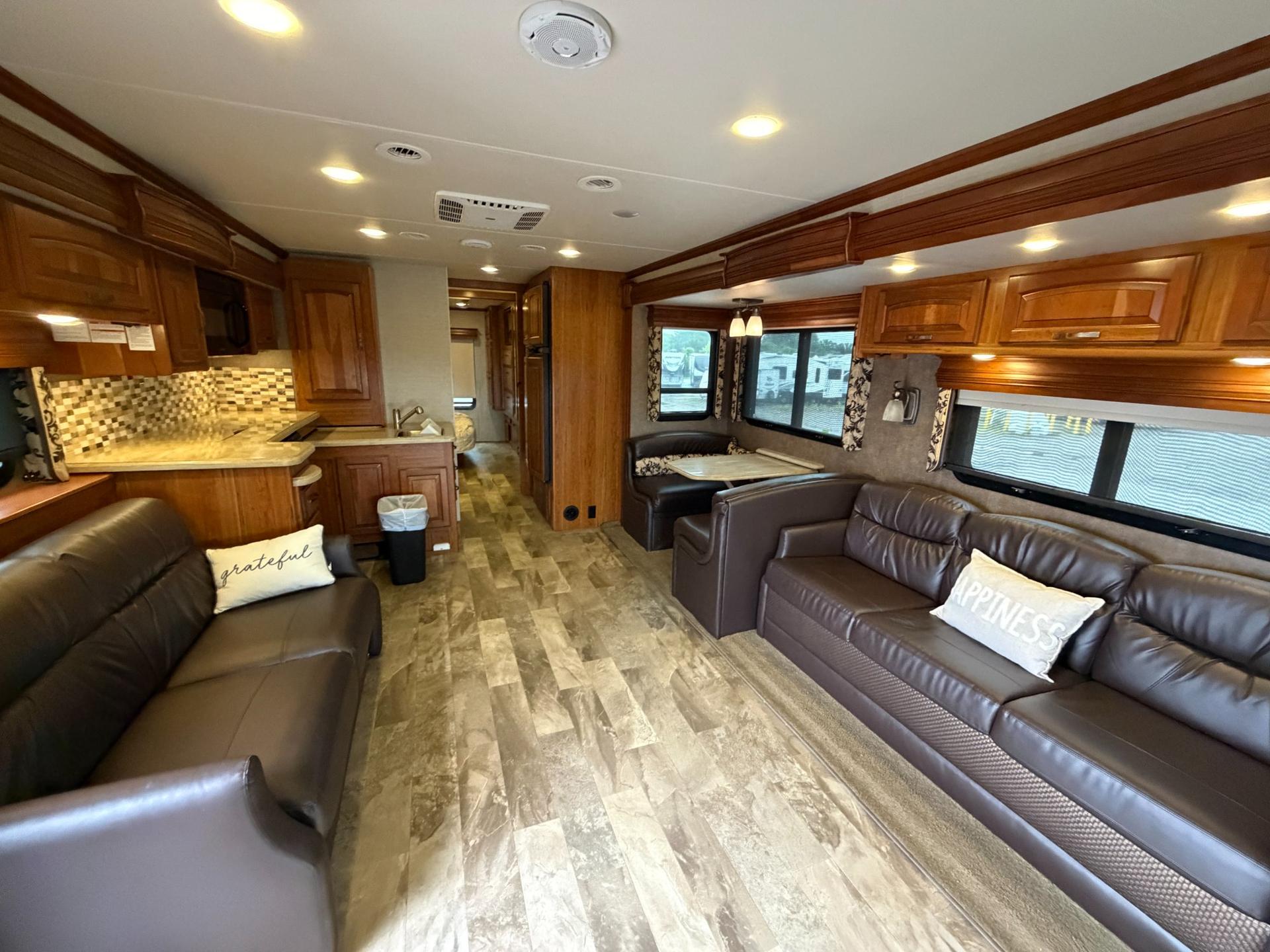 2017 Jayco 2017 Jayco Seneca - thumbnail 12