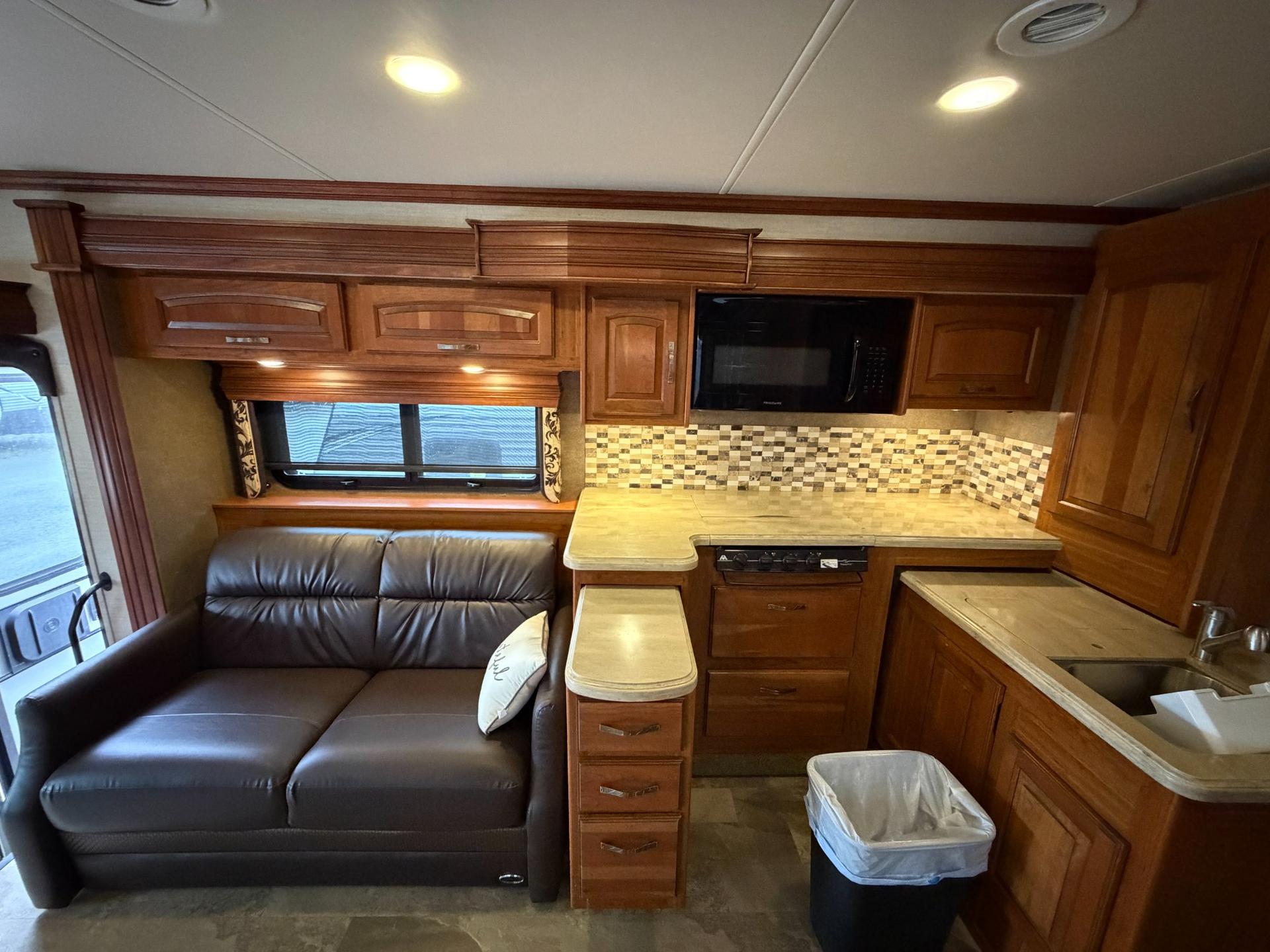 2017 Jayco 2017 Jayco Seneca - thumbnail 14