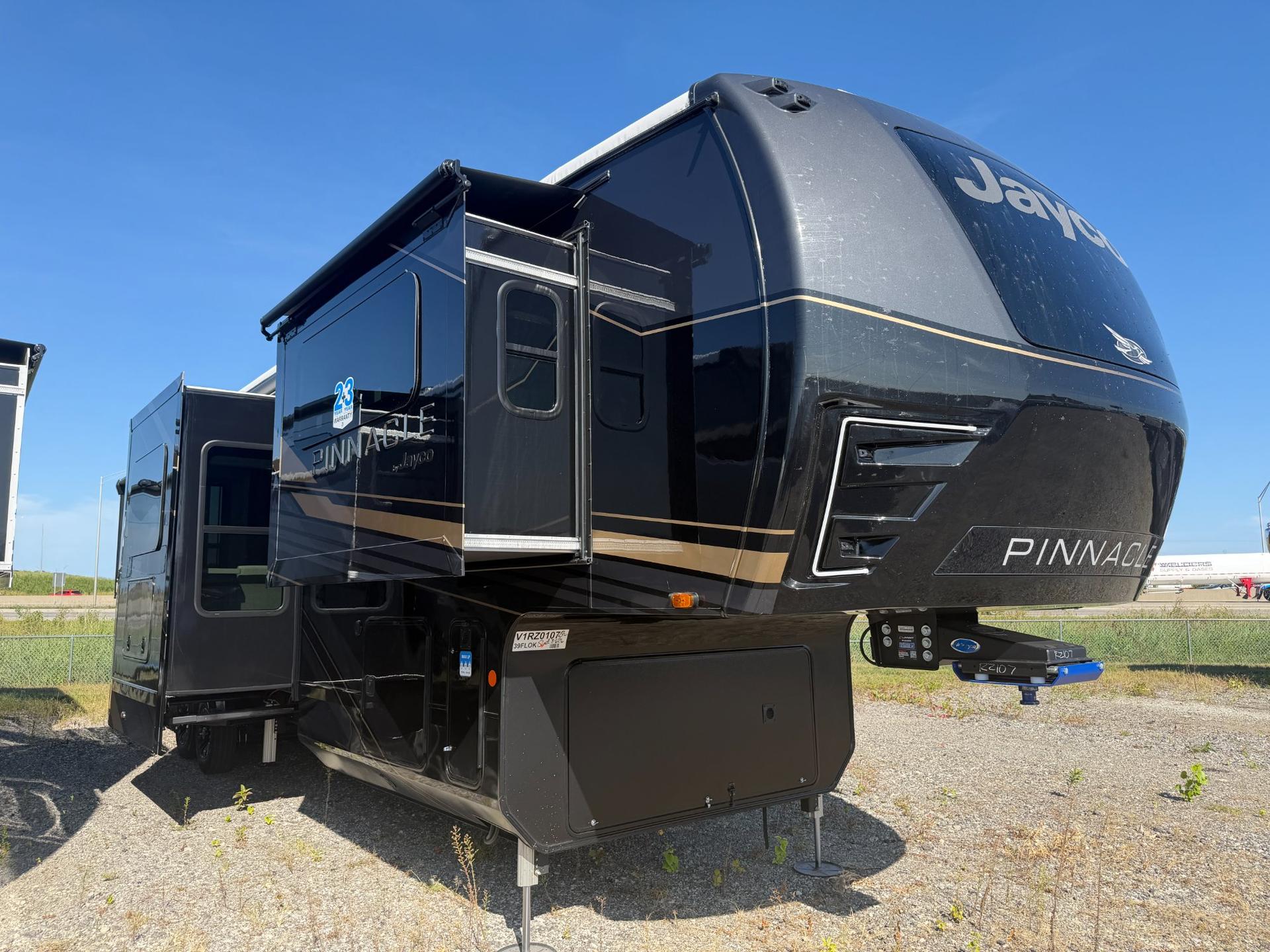 2027 Jayco 2027 Jayco Pinnacle - image 1