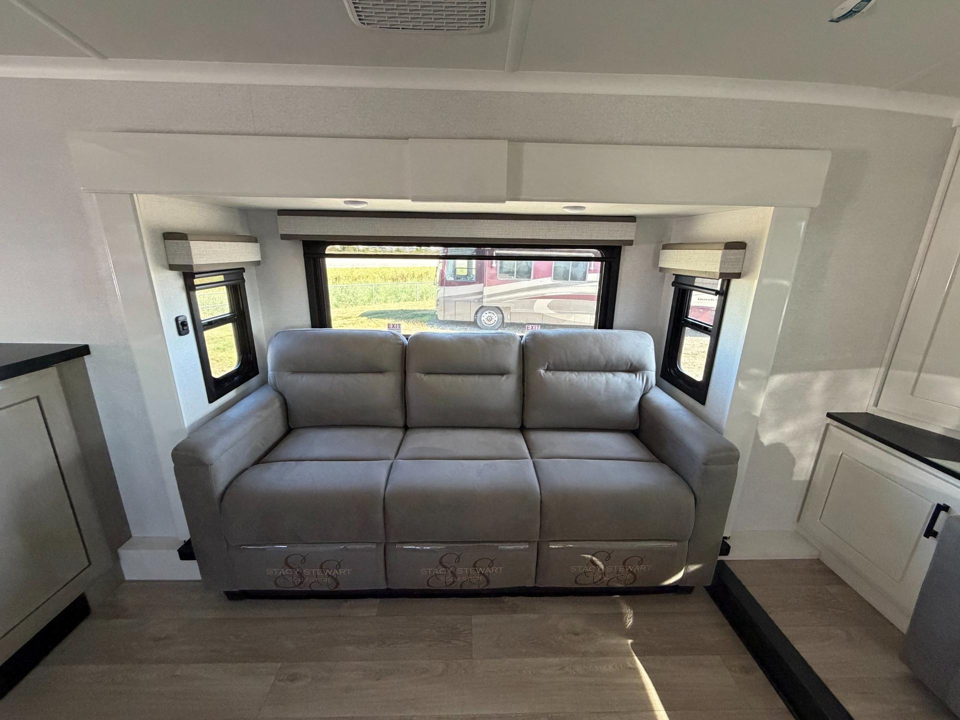 2027 Jayco 2027 Jayco Pinnacle - thumbnail 17
