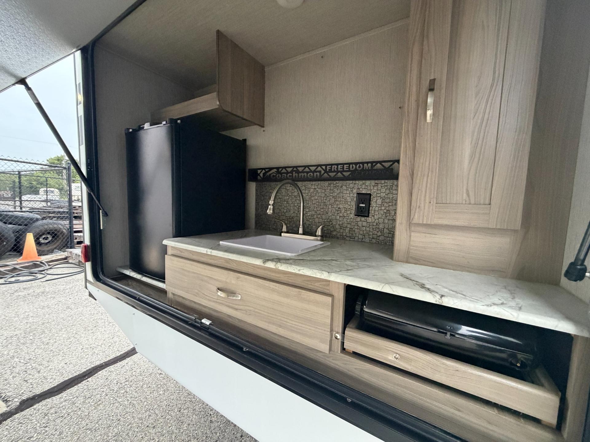 2021 Coachmen 2021 Coachmen Freedom Express - thumbnail 4