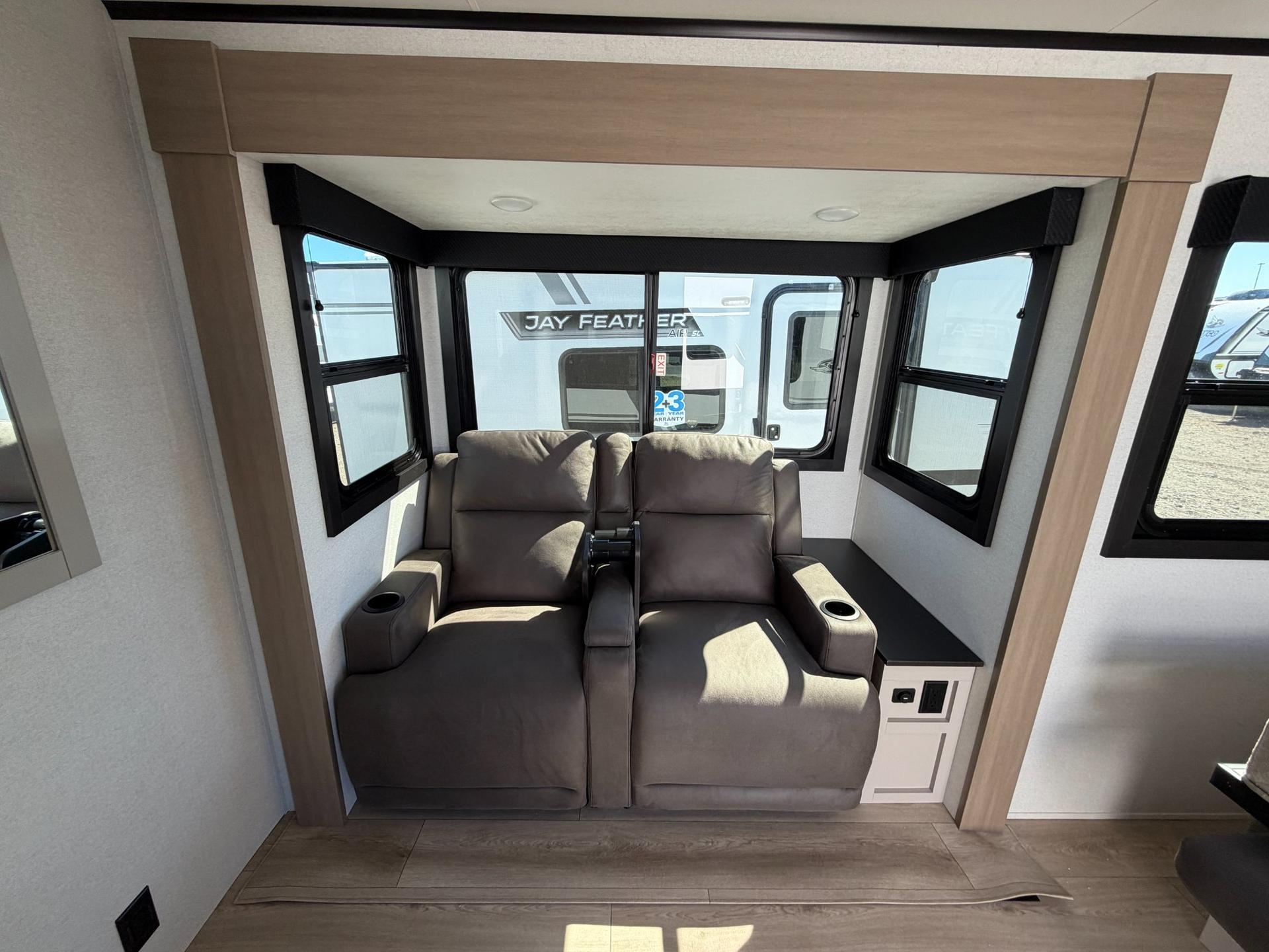 2027 Jayco 2027 Jayco Jay Feather - thumbnail 11