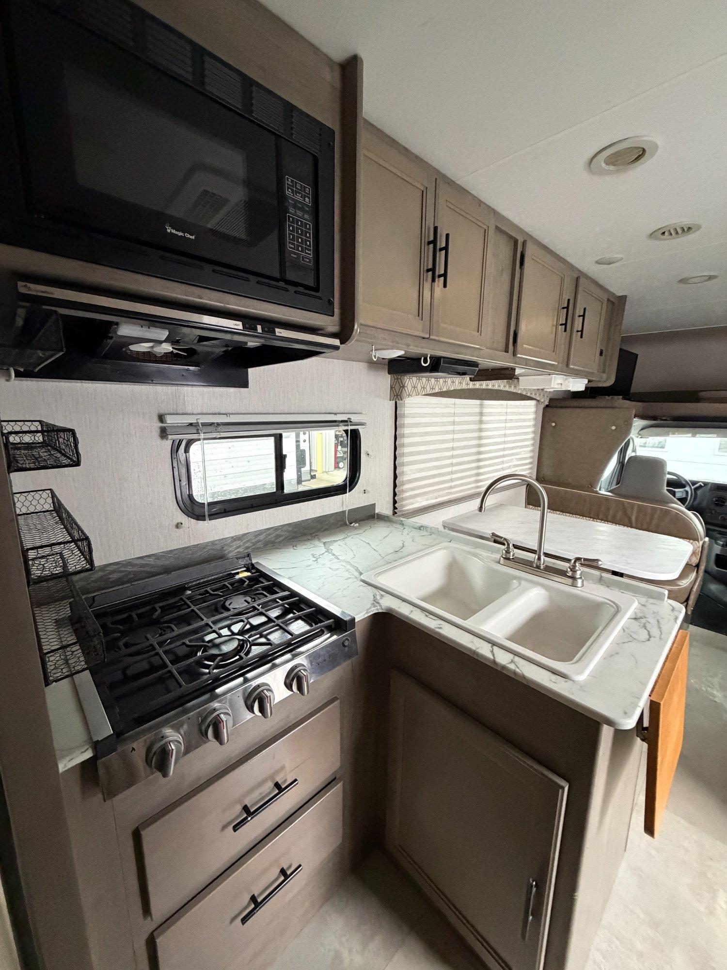 2021 Coachmen 2021 Coachmen Freelander - thumbnail 17