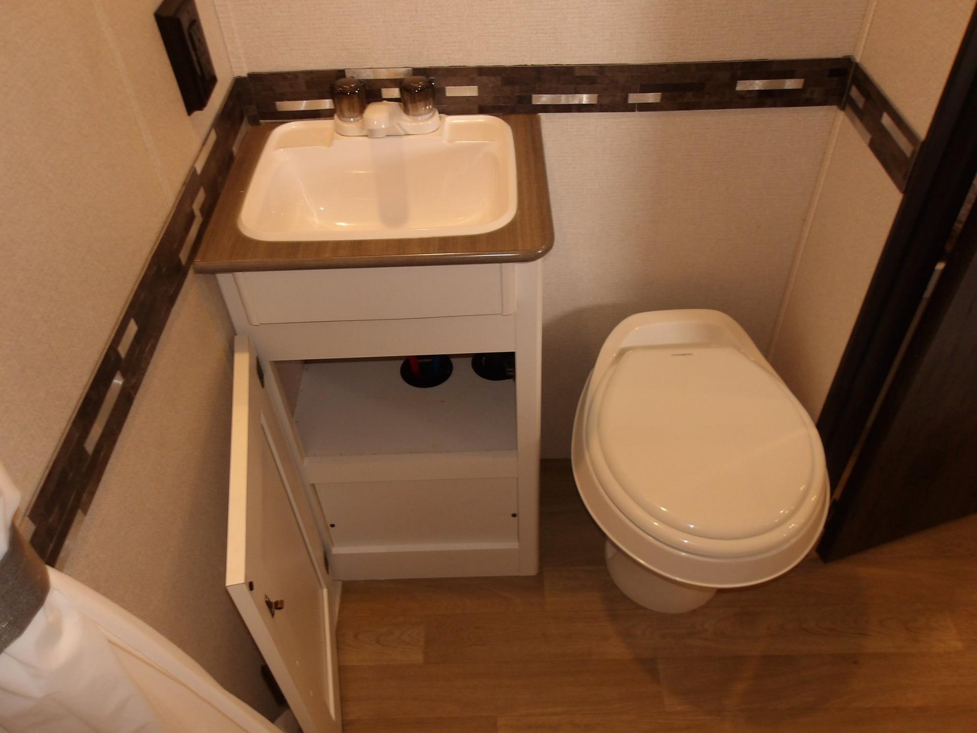 2021 Keystone 2021 Keystone Hideout - thumbnail 16