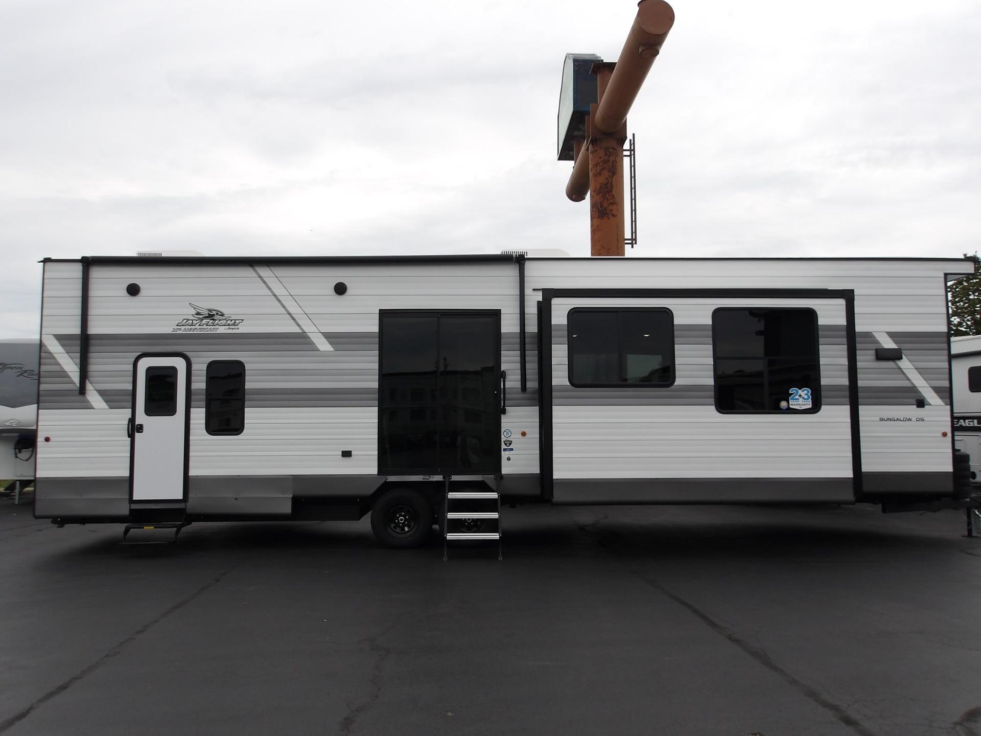 2027 Jayco 2027 Jayco Jay Flight Bungalow - thumbnail 3