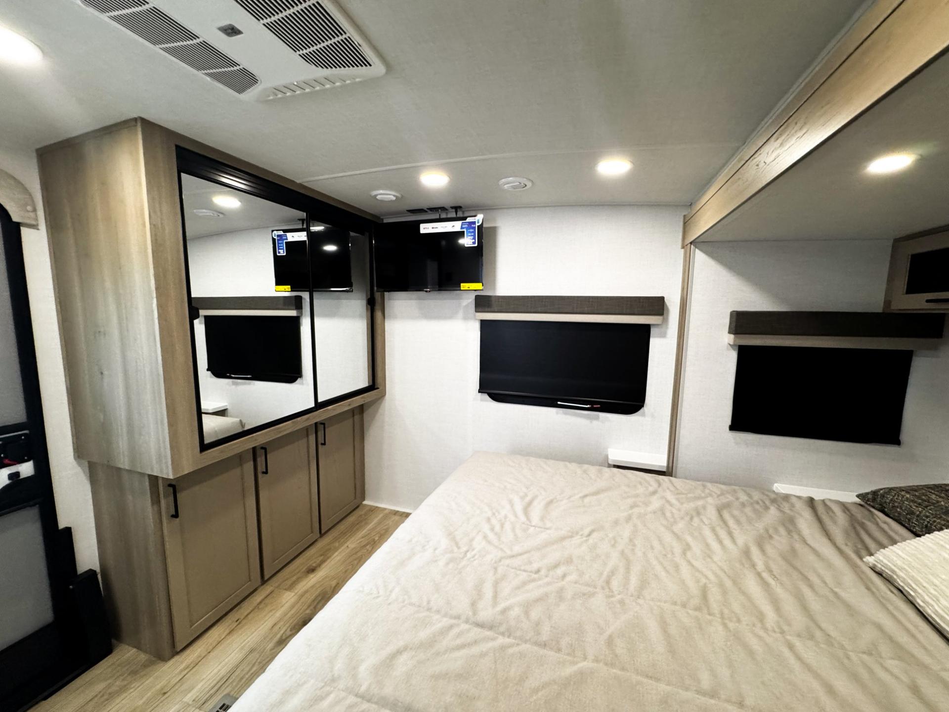 2026 Forest River 2026 Forest River Rockwood Ultra Lite - thumbnail 34