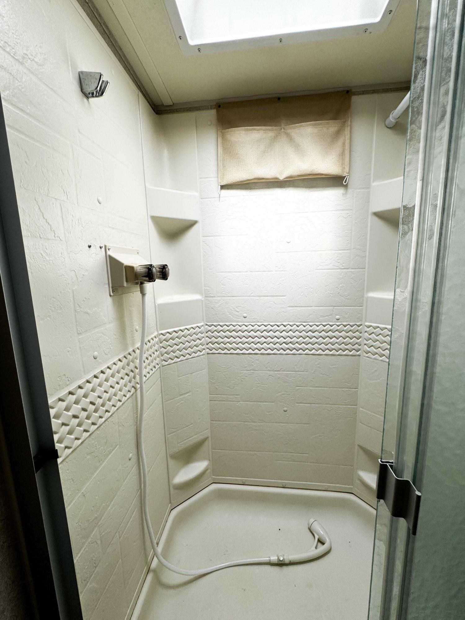 2018 Rockwood 2018 Rockwood Ultra Lite - thumbnail 23